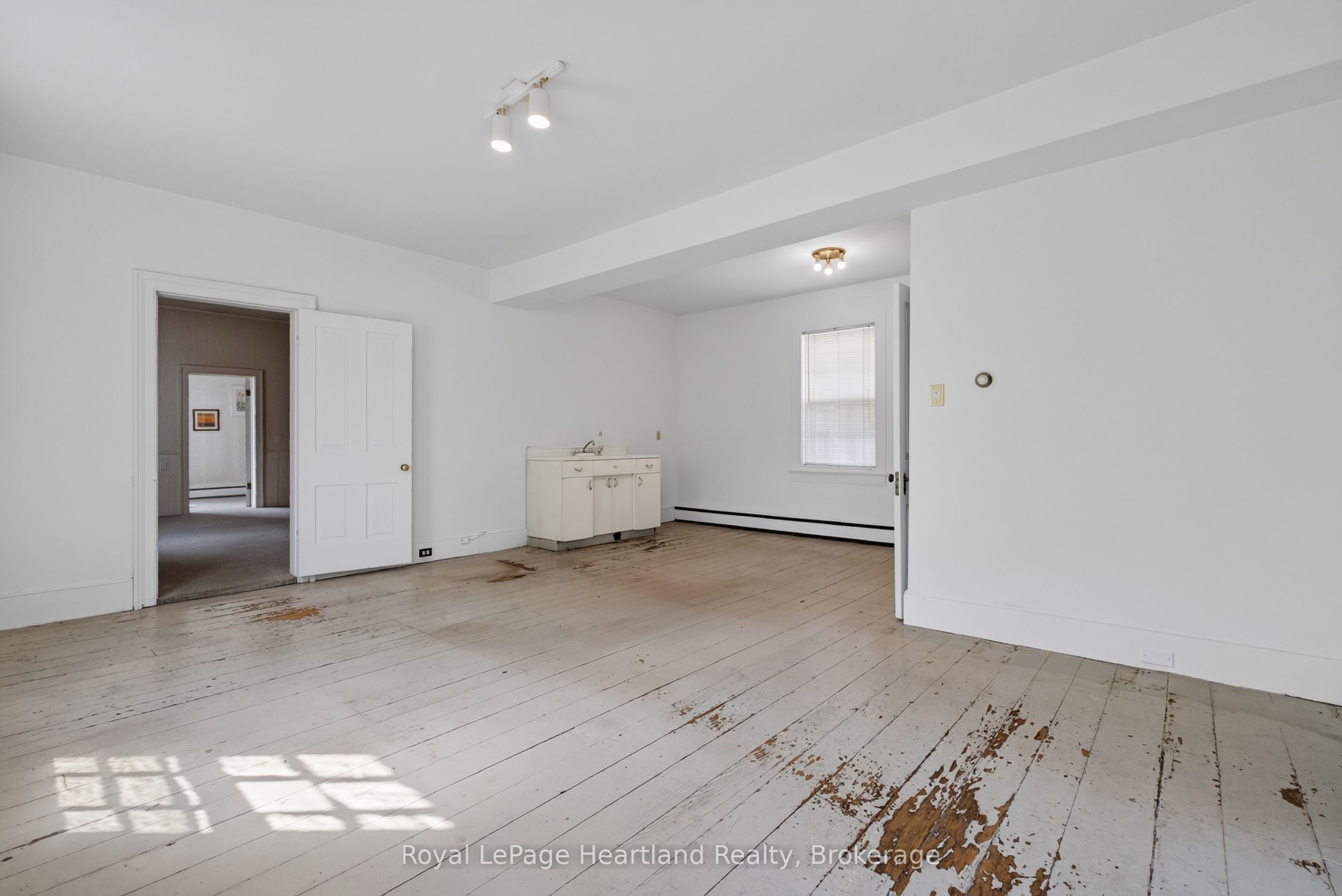 18 Nelson Street E Property Photo 8
