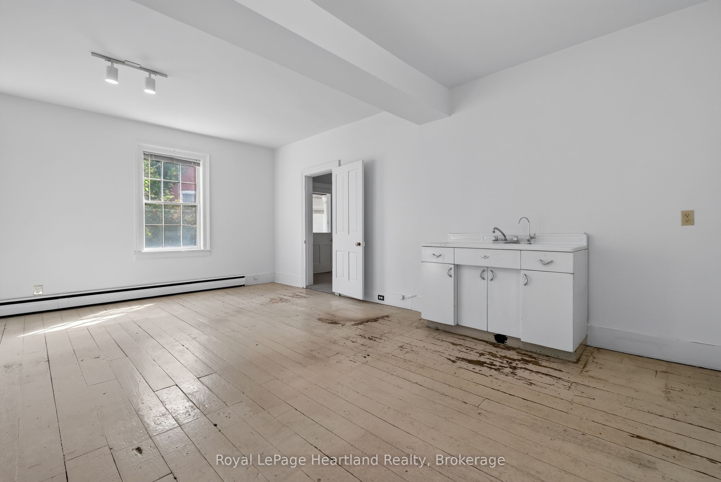 18 Nelson Street E Property Photo 10