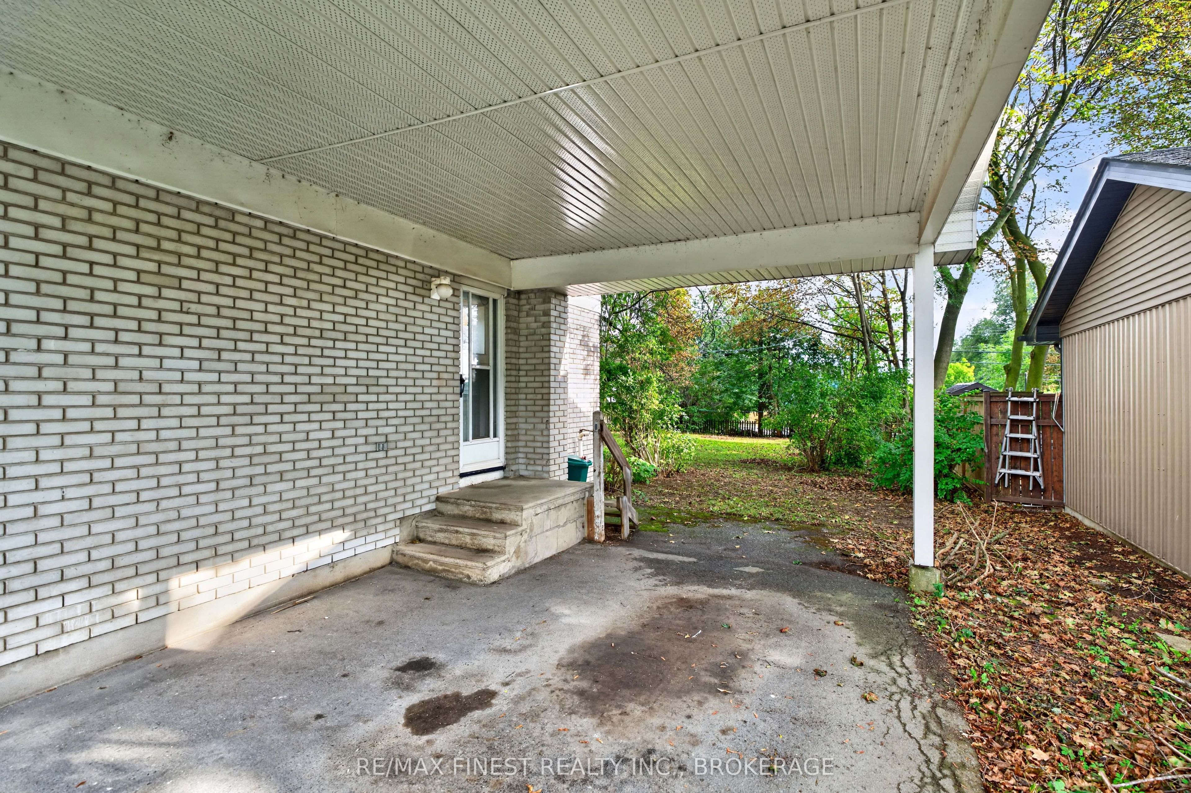 92 Cliff Crescent Property Photo 4