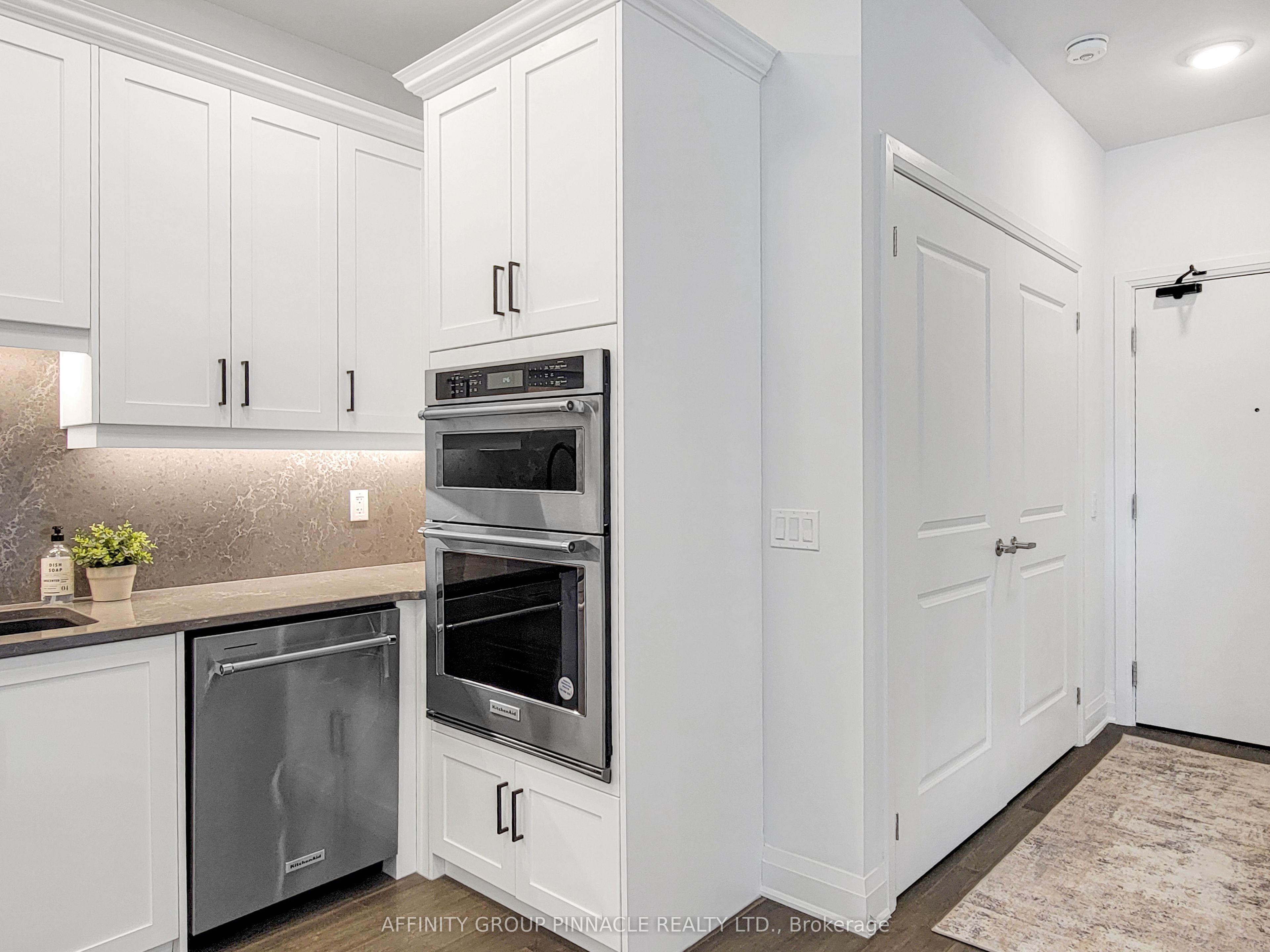 99 Louisa Street 201 Property Photo 9