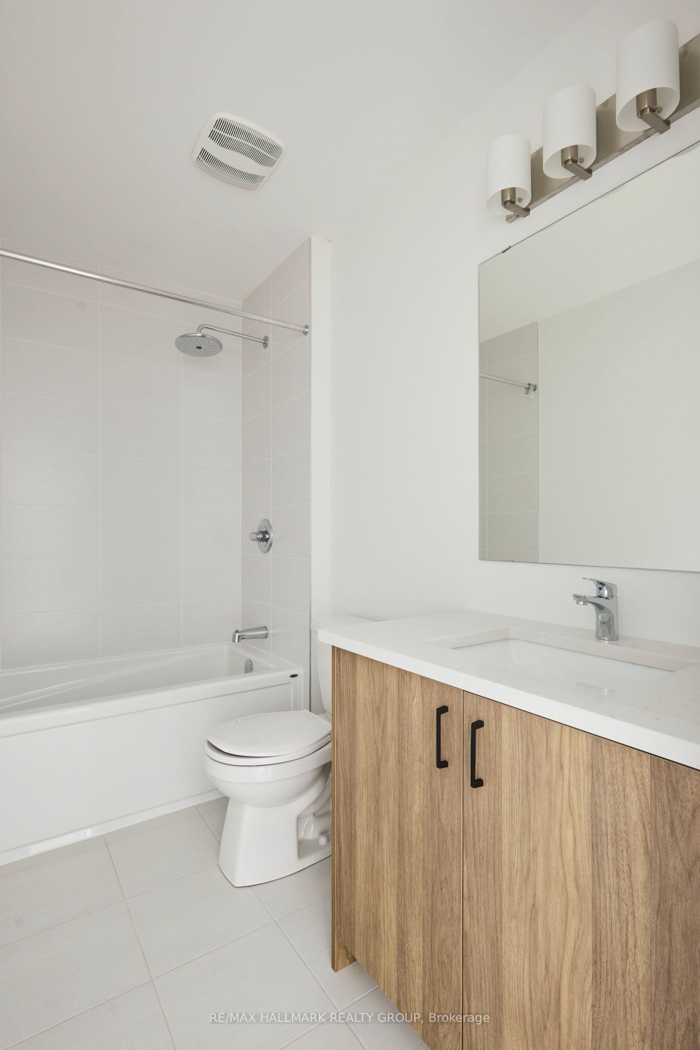 547 Roundhouse Crescent Property Photo 13
