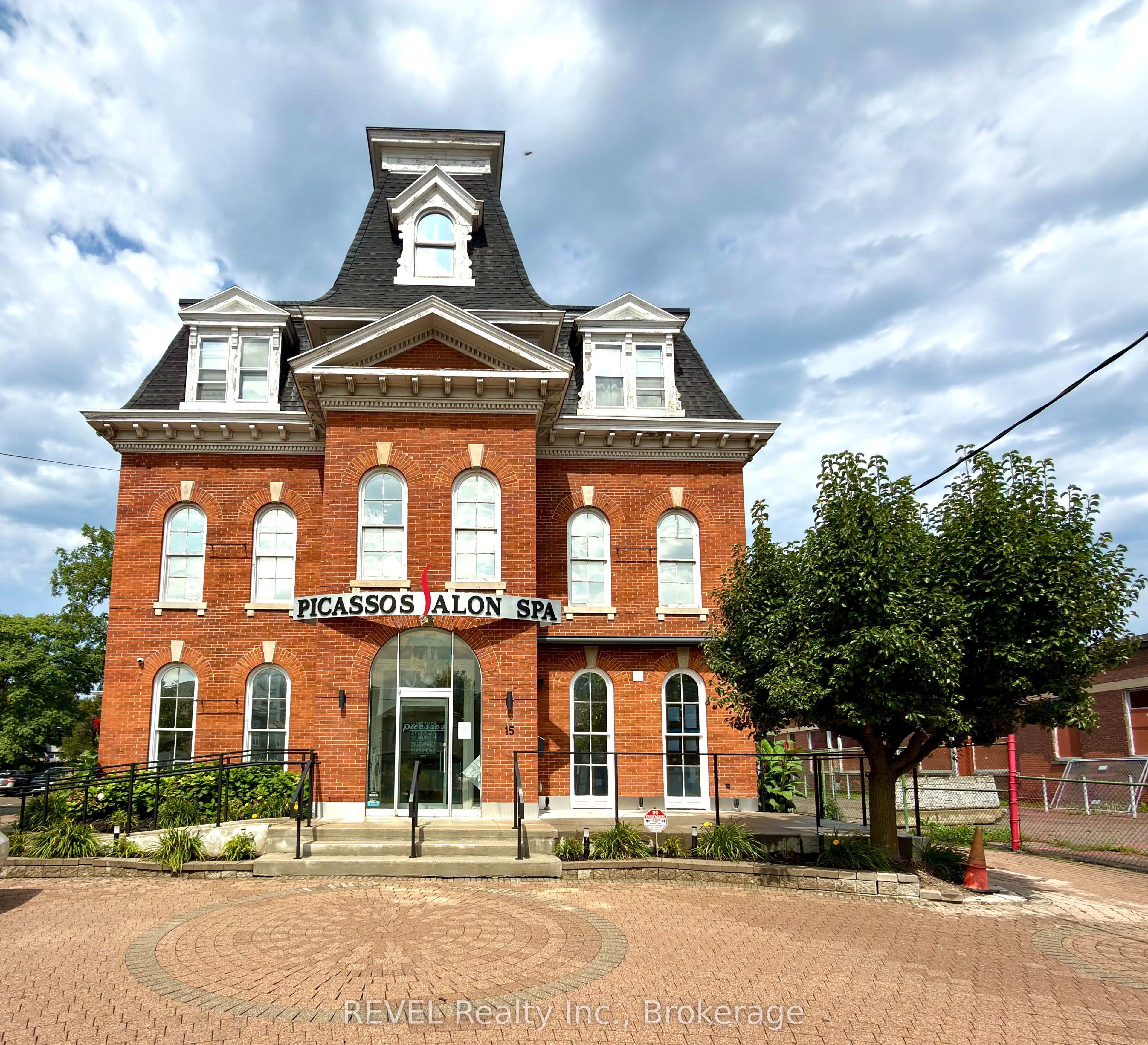 15 Welland Avenue Property Photo 6