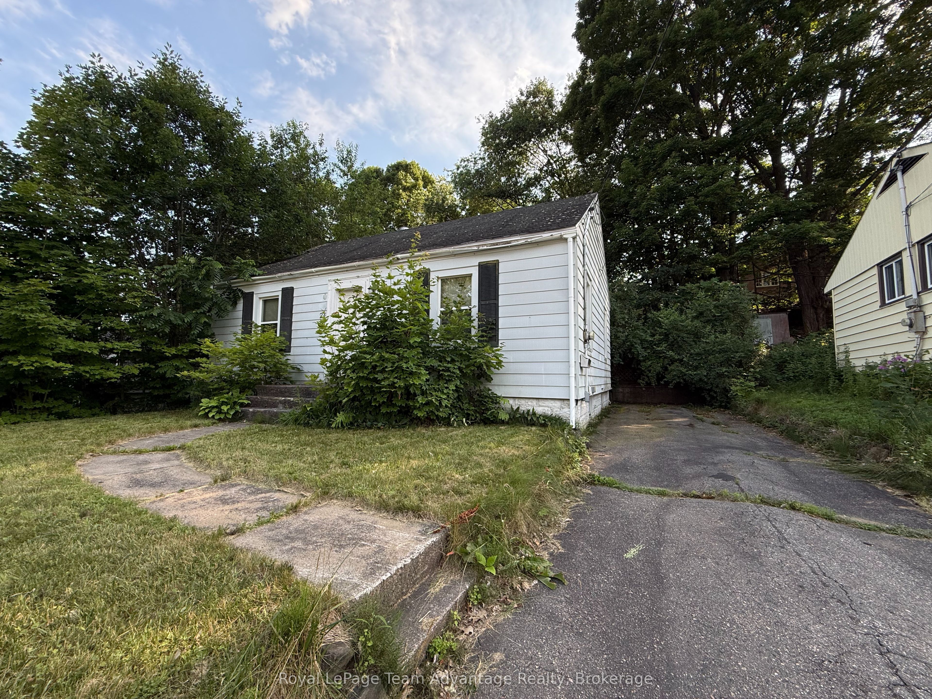24 Hillcrest Avenue Property Photo 5