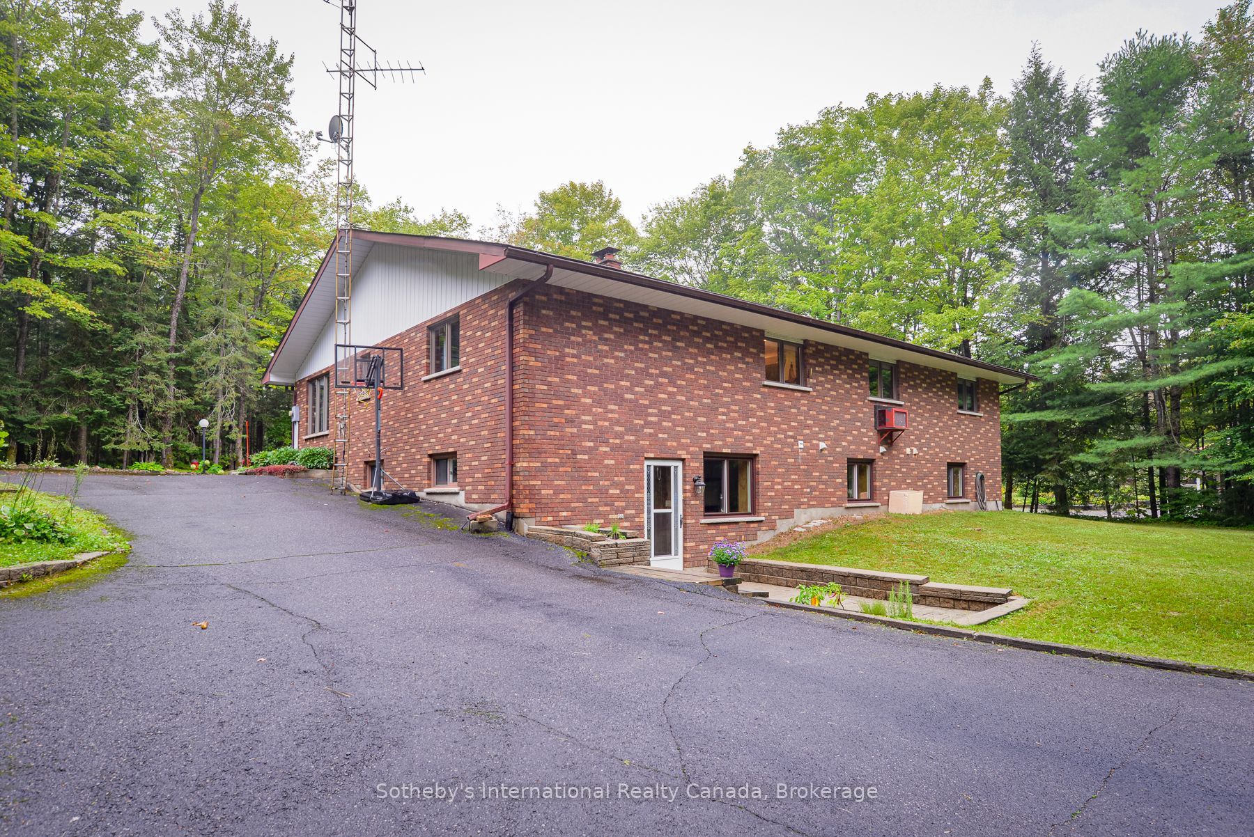 55 Denniss Drive Property Photo 4