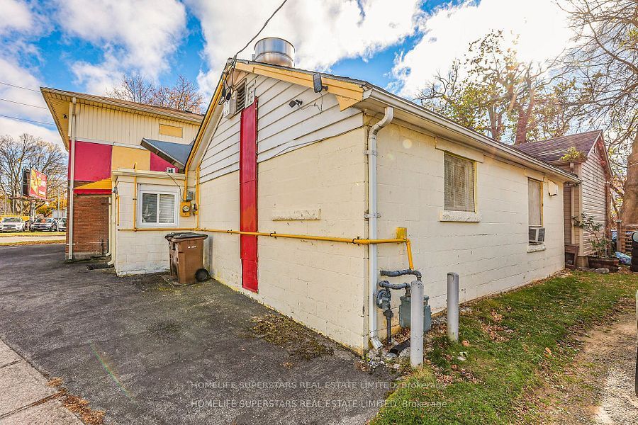 99 Lake Street E Property Photo 4