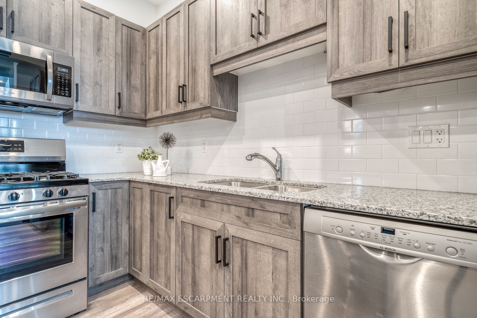 52 Barton Street E Property Photo 2