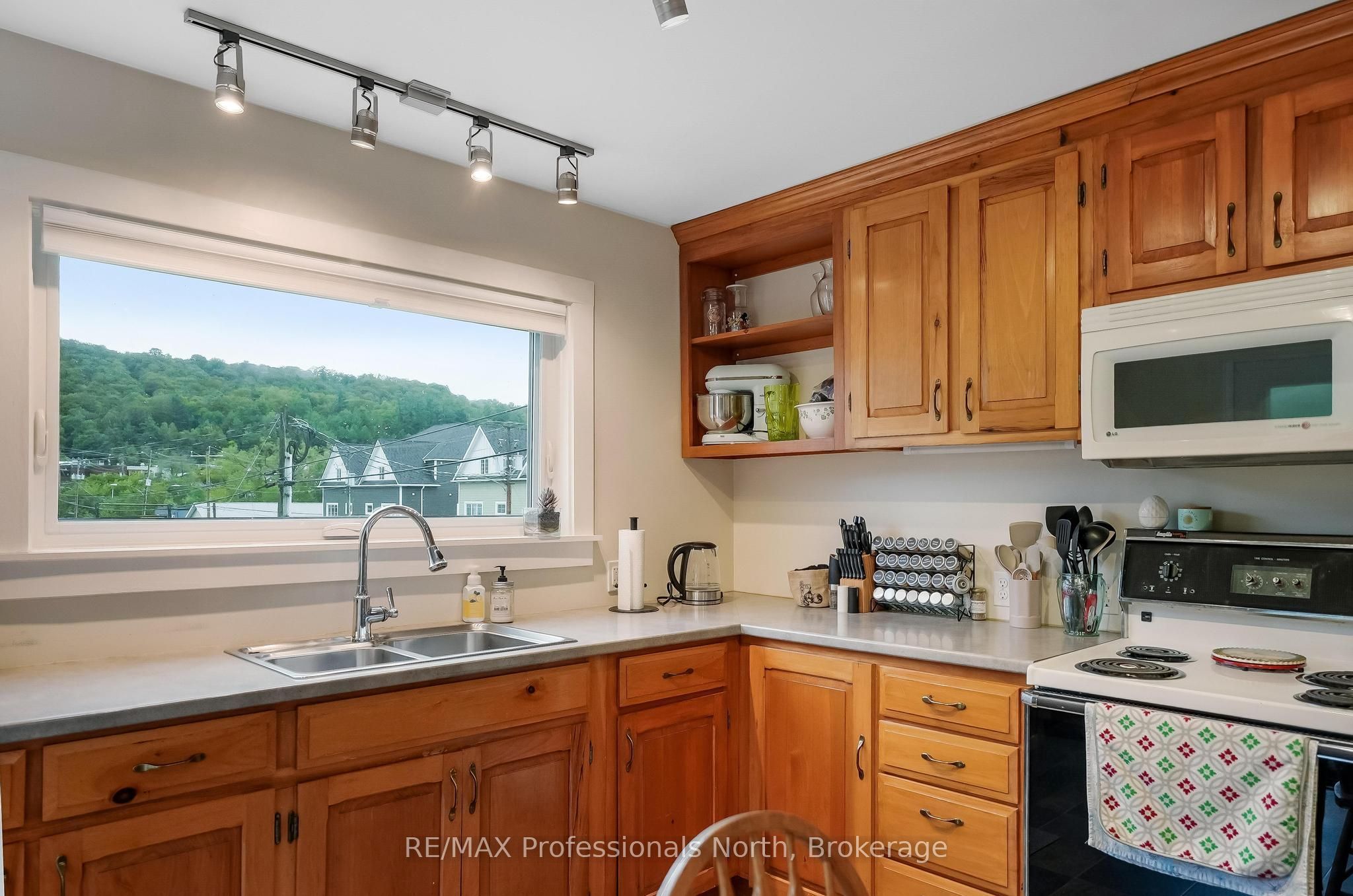 33 Maple Avenue Property Photo 8