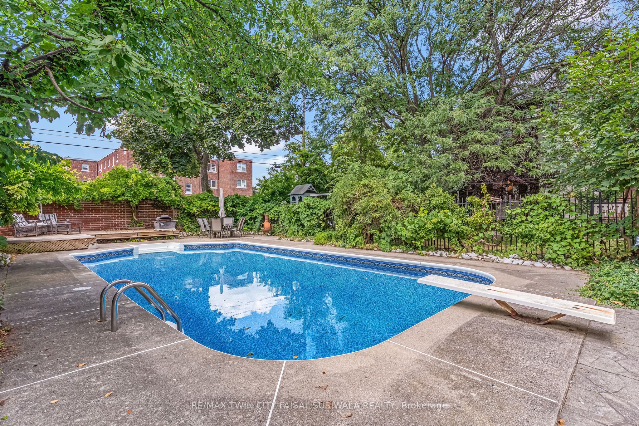 122 Dufferin Avenue Property Photo 8
