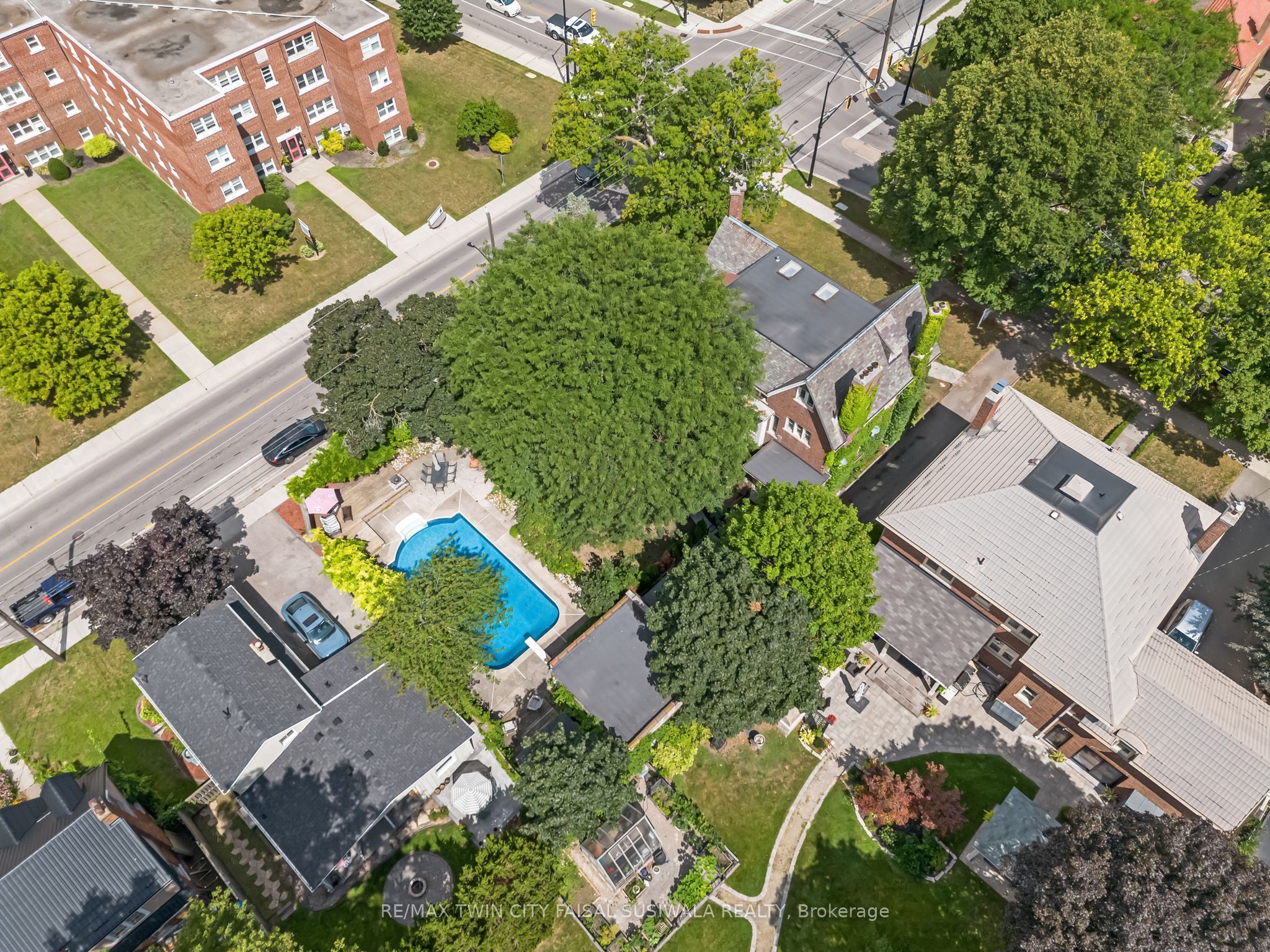 122 Dufferin Avenue Property Photo 12