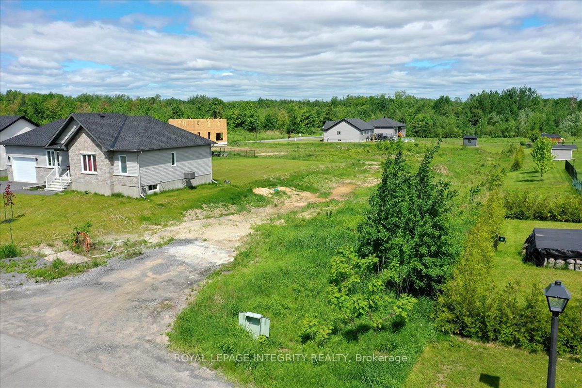 237 Roxanne Street Property Photo 3