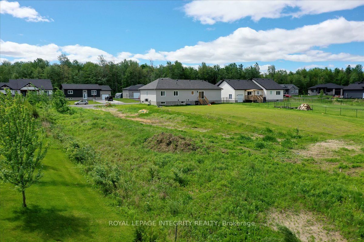 237 Roxanne Street Property Photo 8