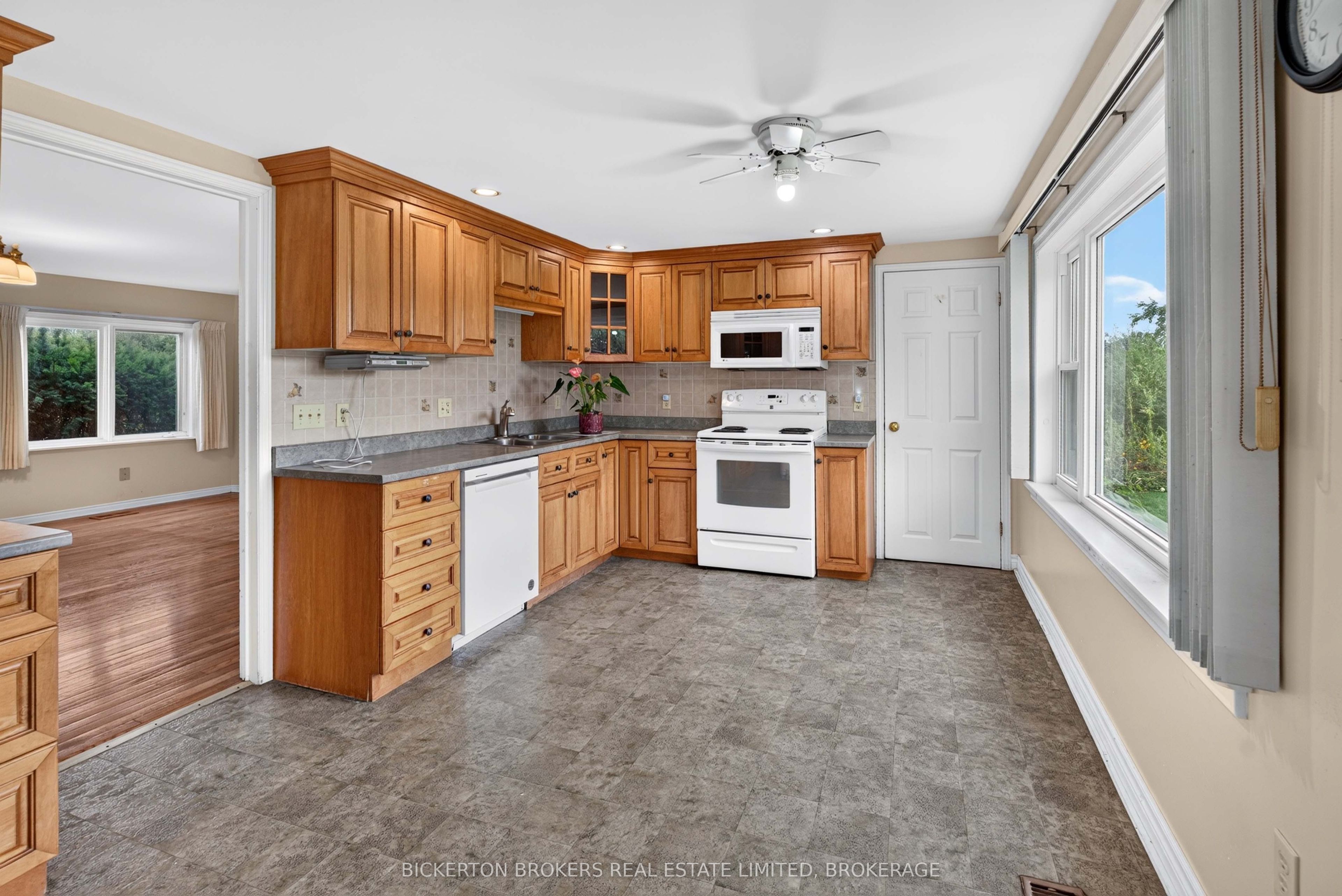 852 Kyes Road Property Photo 23
