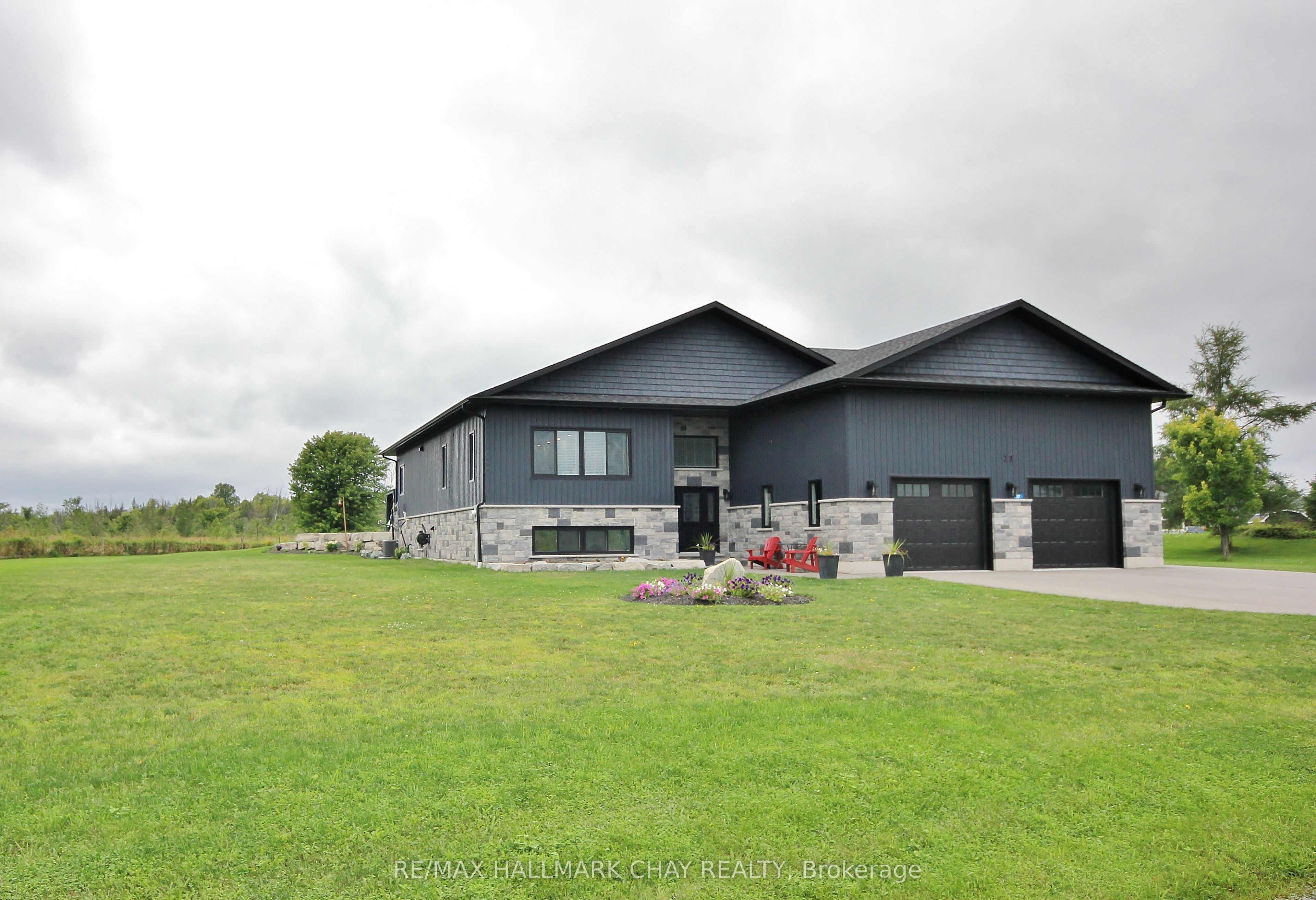 37 HILLSIDE Drive Property Photo 1