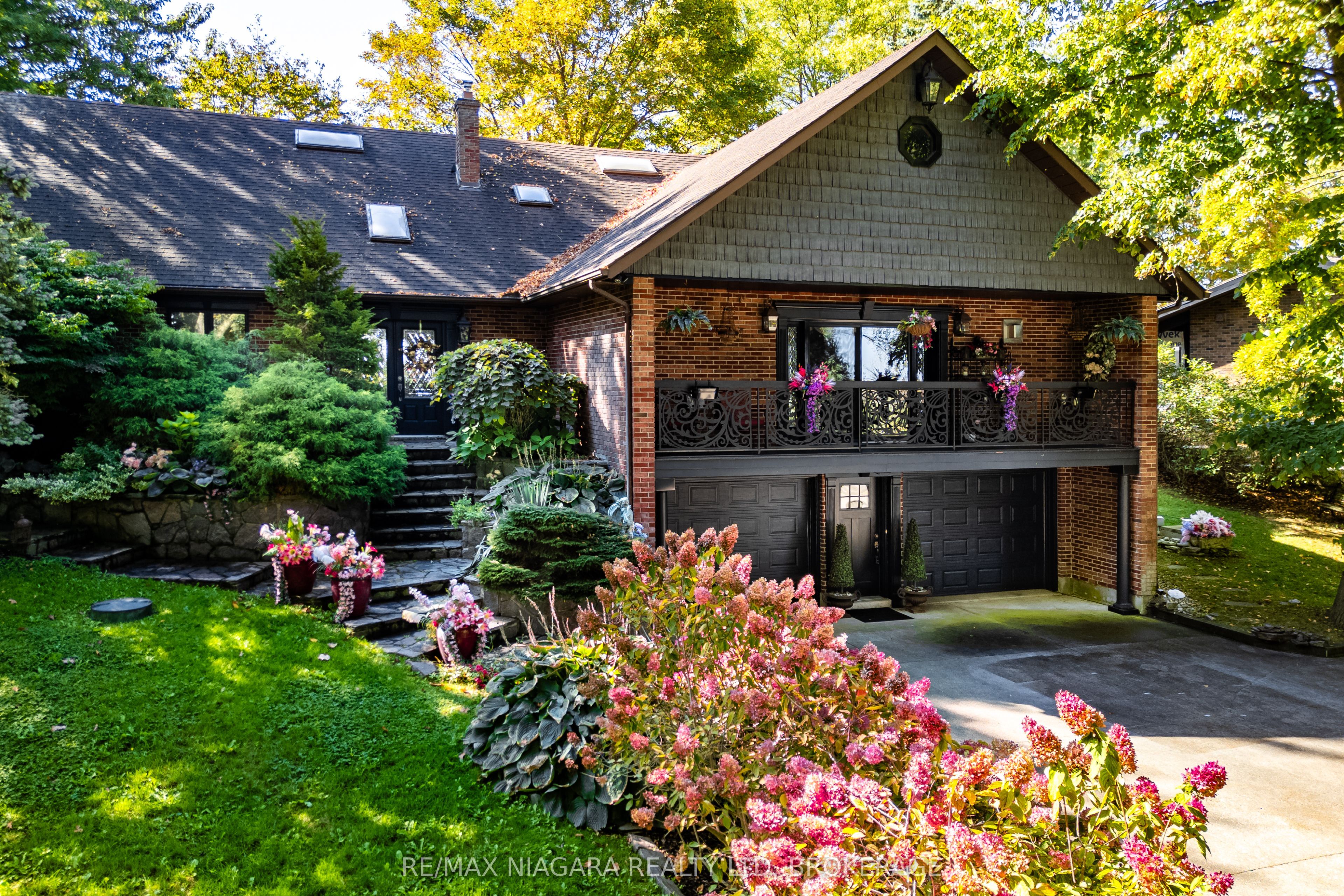 735 Lakeshore Road E Property Photo 1