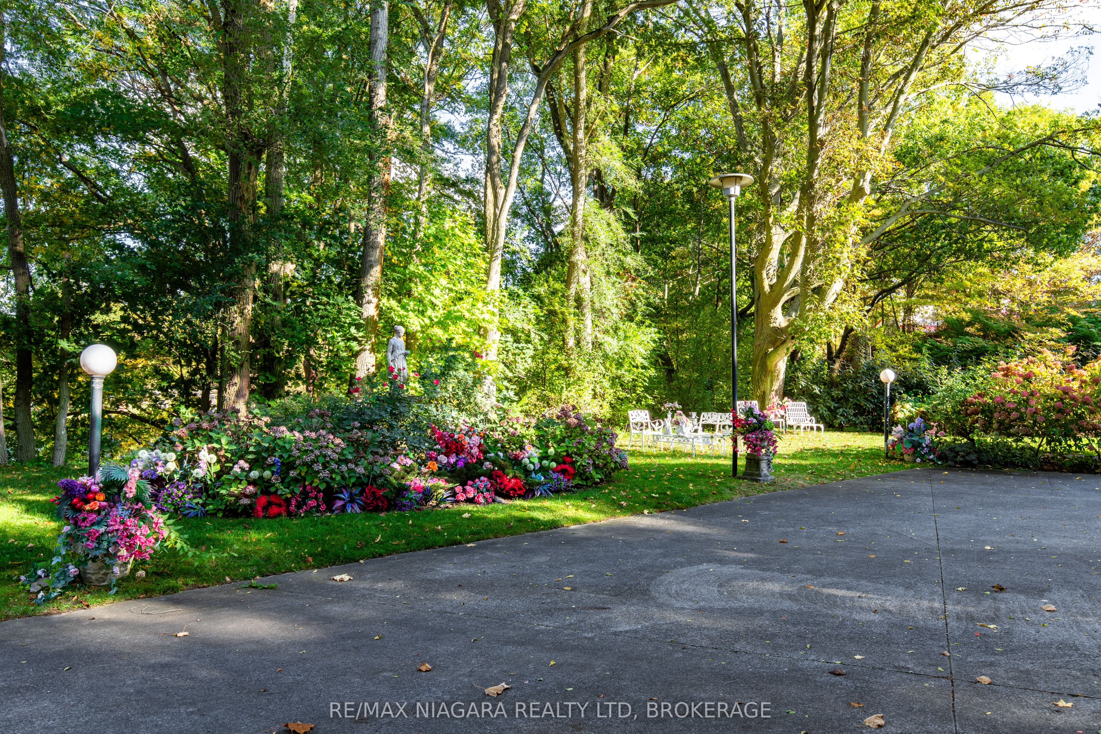 735 Lakeshore Road E Property Photo 2