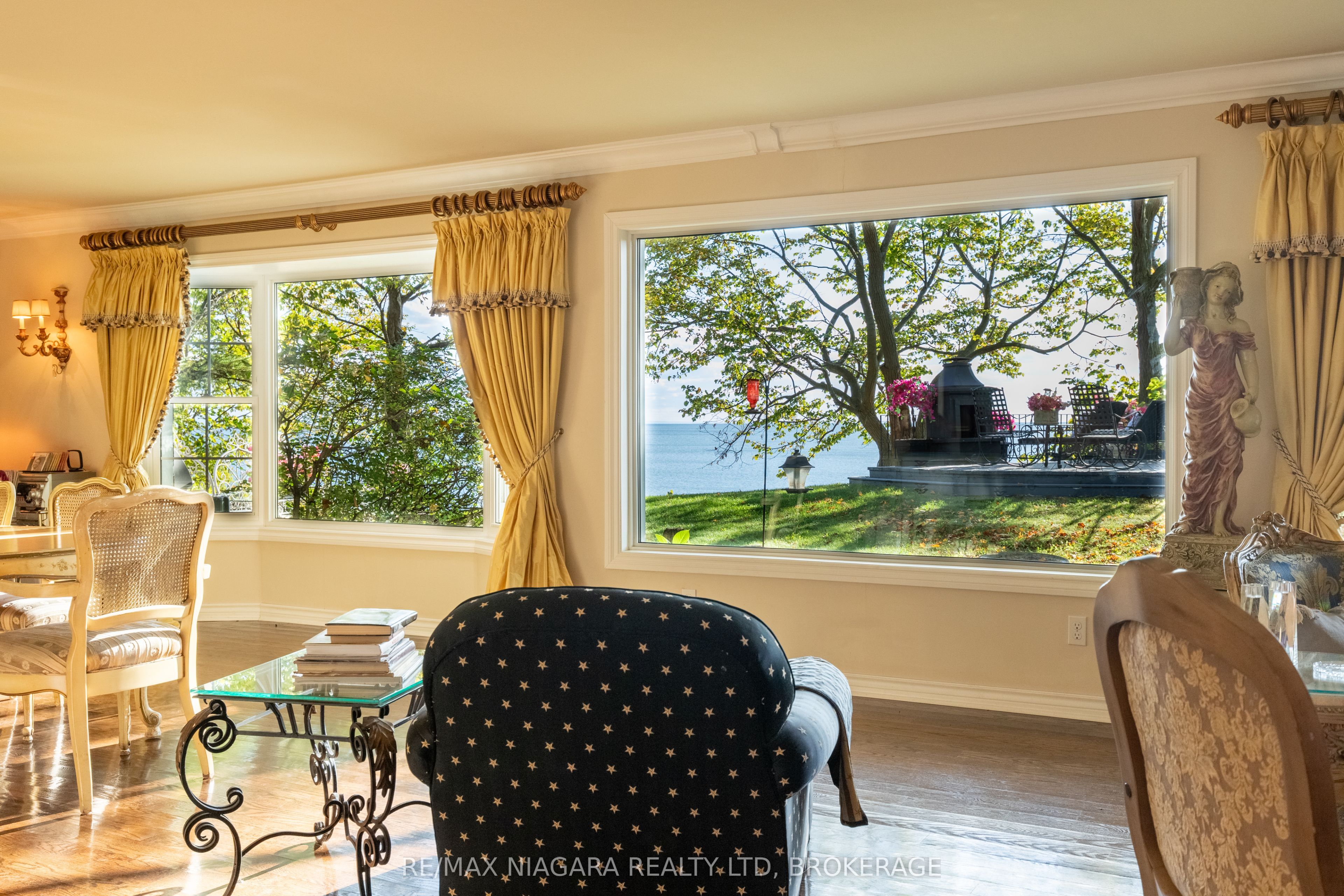 735 Lakeshore Road E Property Photo 11