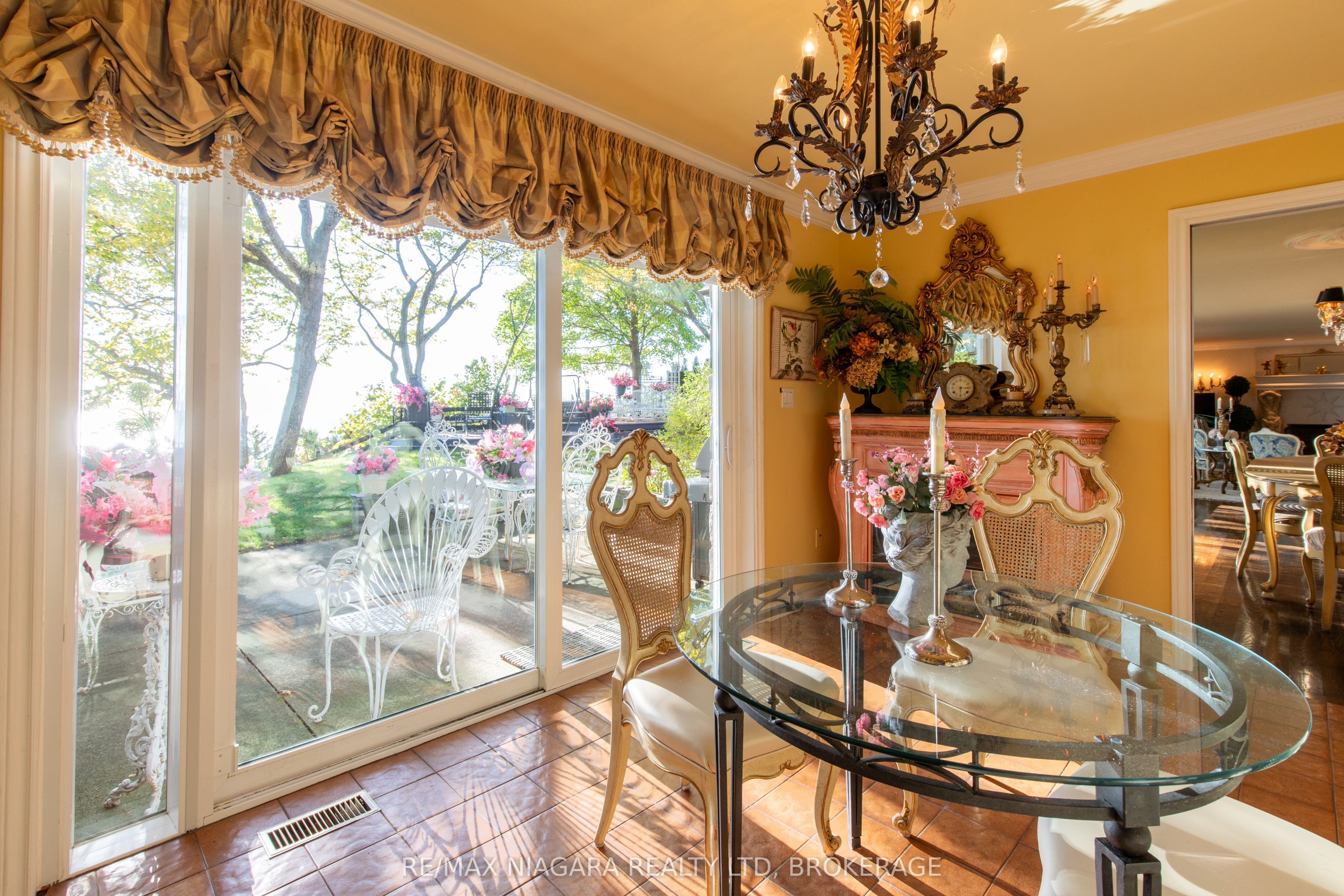 735 Lakeshore Road E Property Photo 17