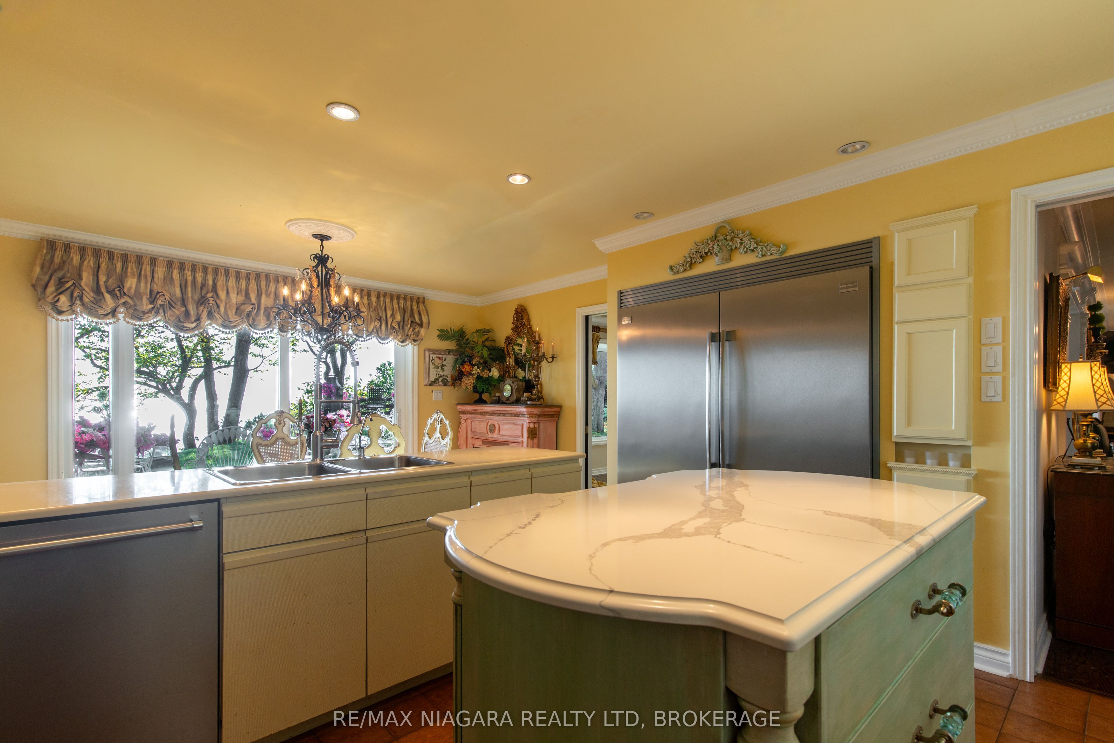 735 Lakeshore Road E Property Photo 18