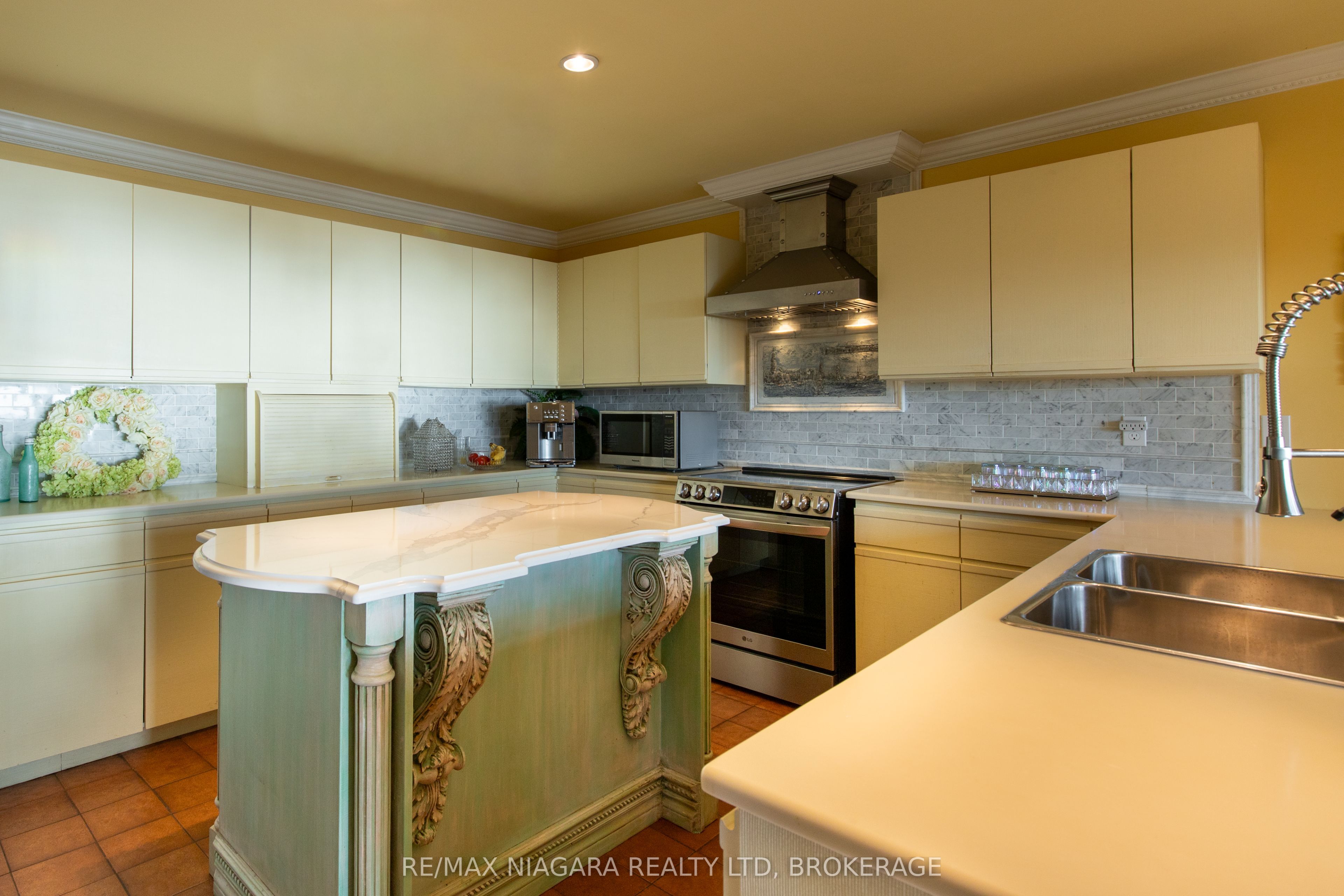 735 Lakeshore Road E Property Photo 19