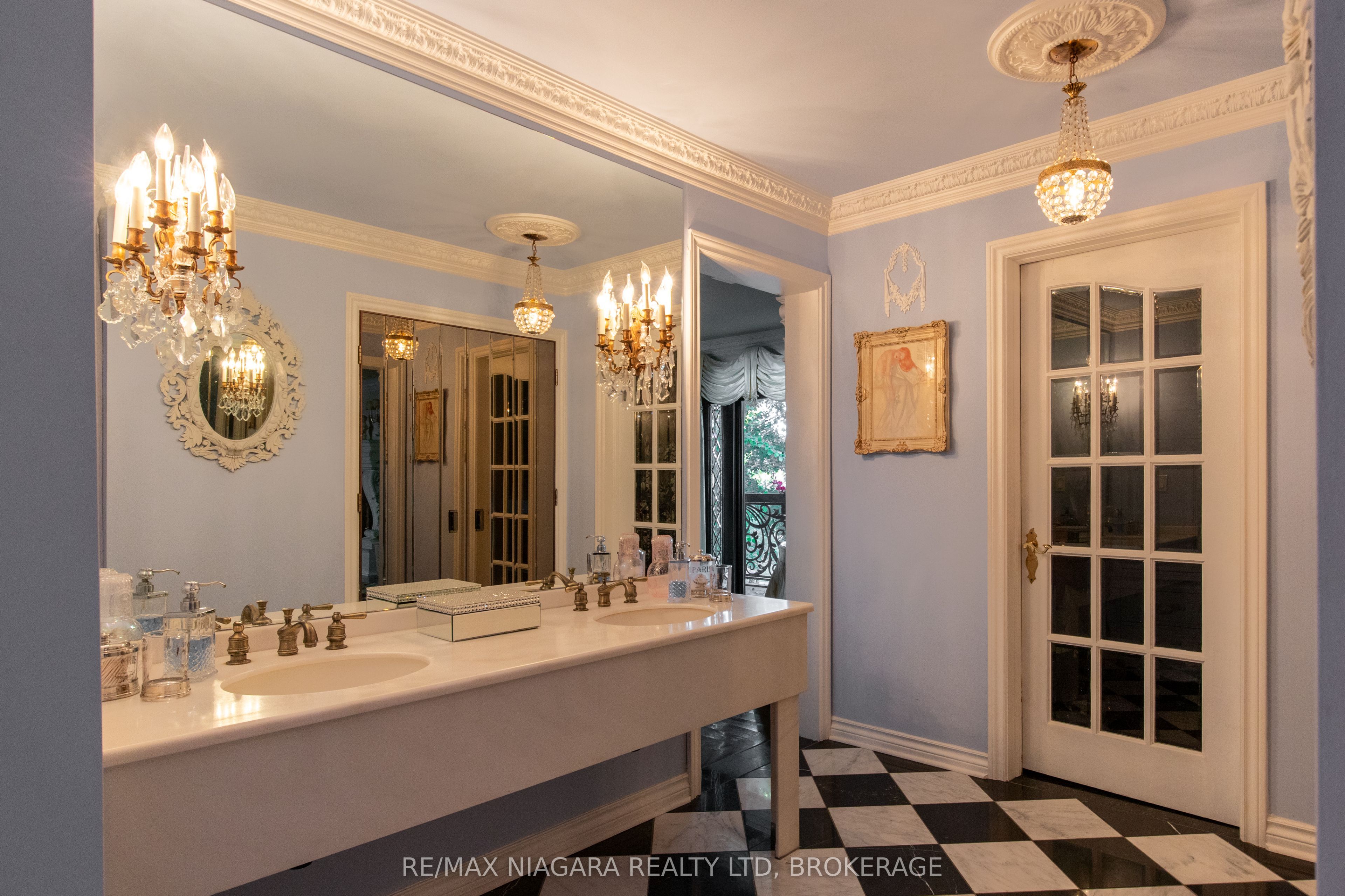 735 Lakeshore Road E Property Photo 27