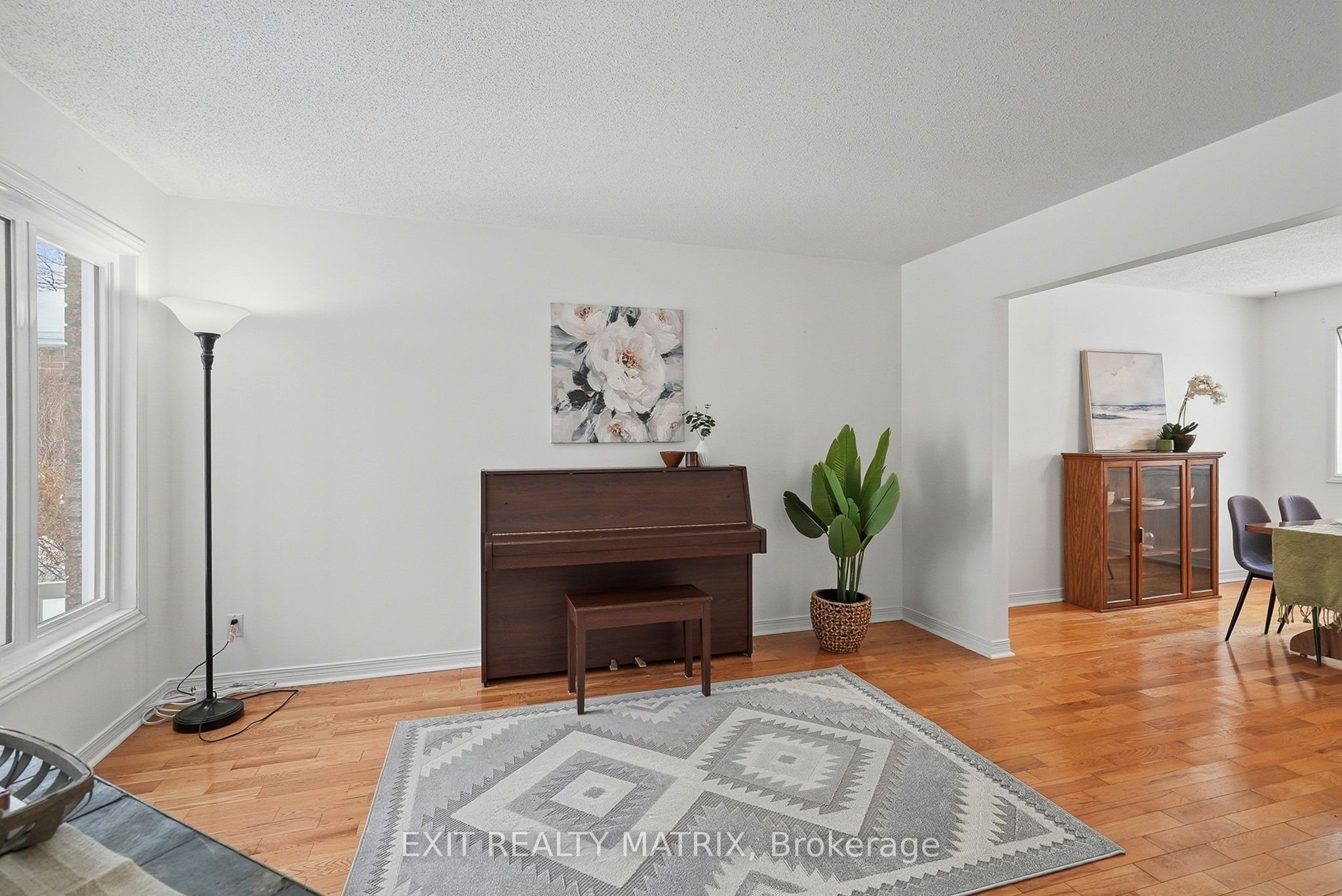 727 Brome Crescent Property Photo 2