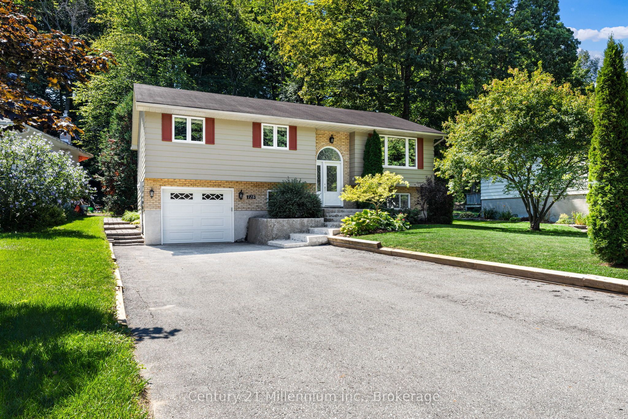 128 Parklane Crescent Property Photo 1