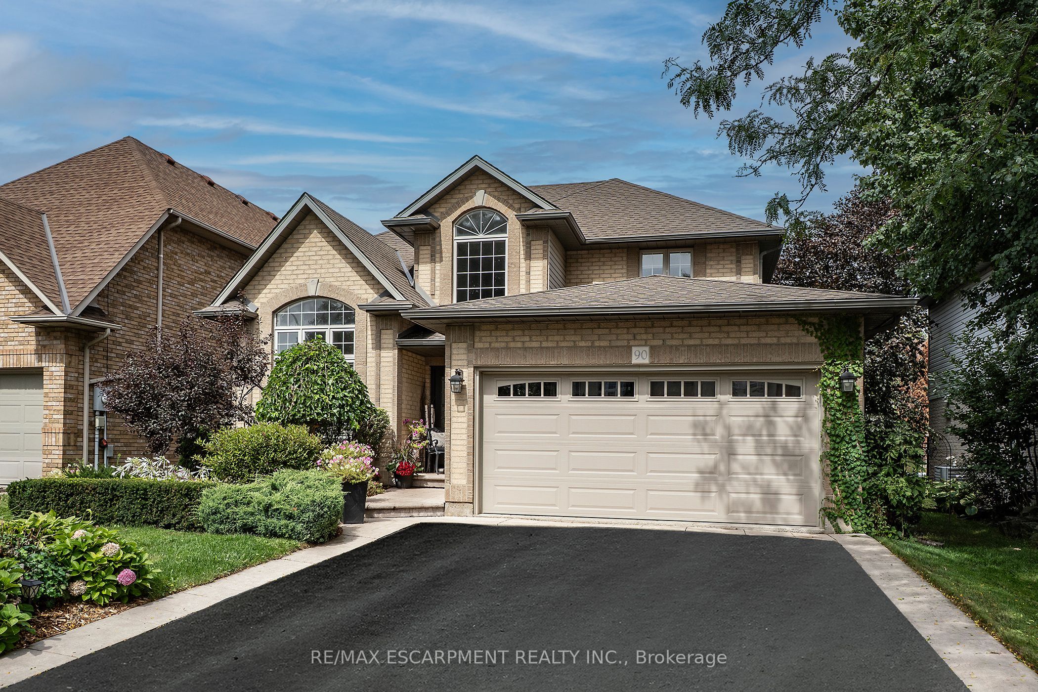 90 Surrey Drive Property Photo 2