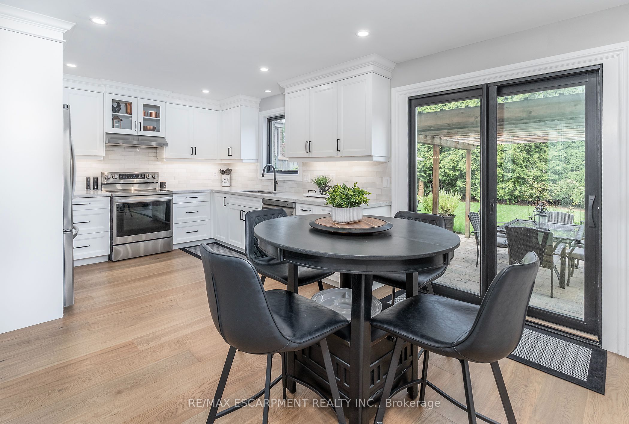 90 Surrey Drive Property Photo 12
