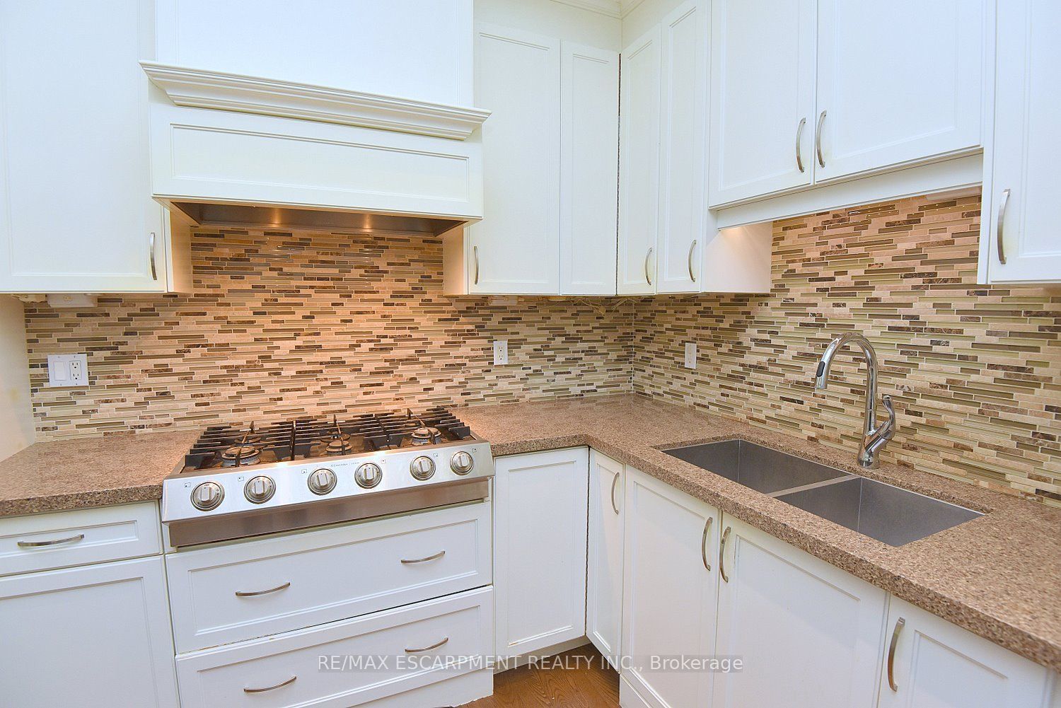 34 Holton Avenue S Property Photo 15