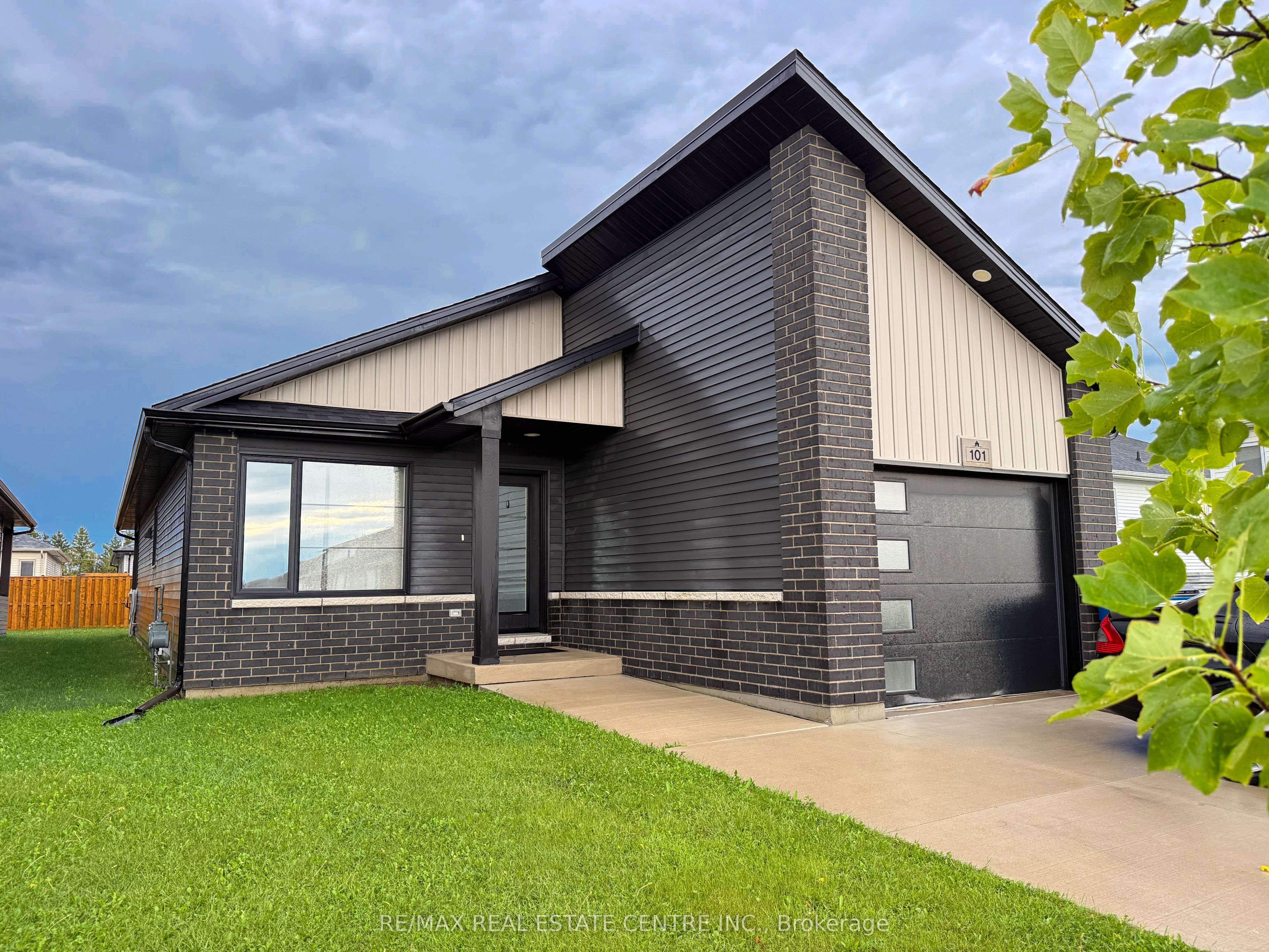 101 Grassland Grove Property Photo 1