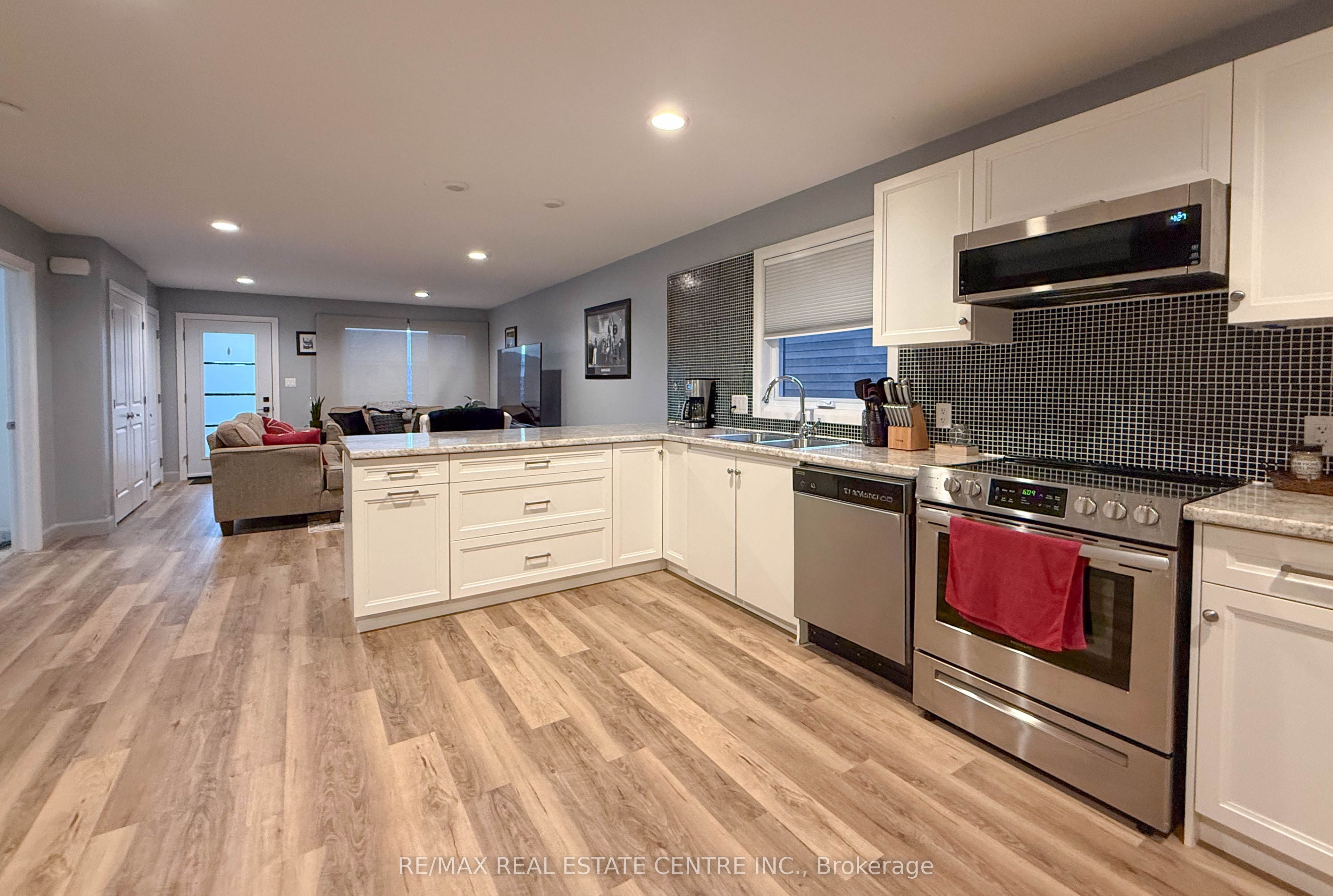 101 Grassland Grove Property Photo 4