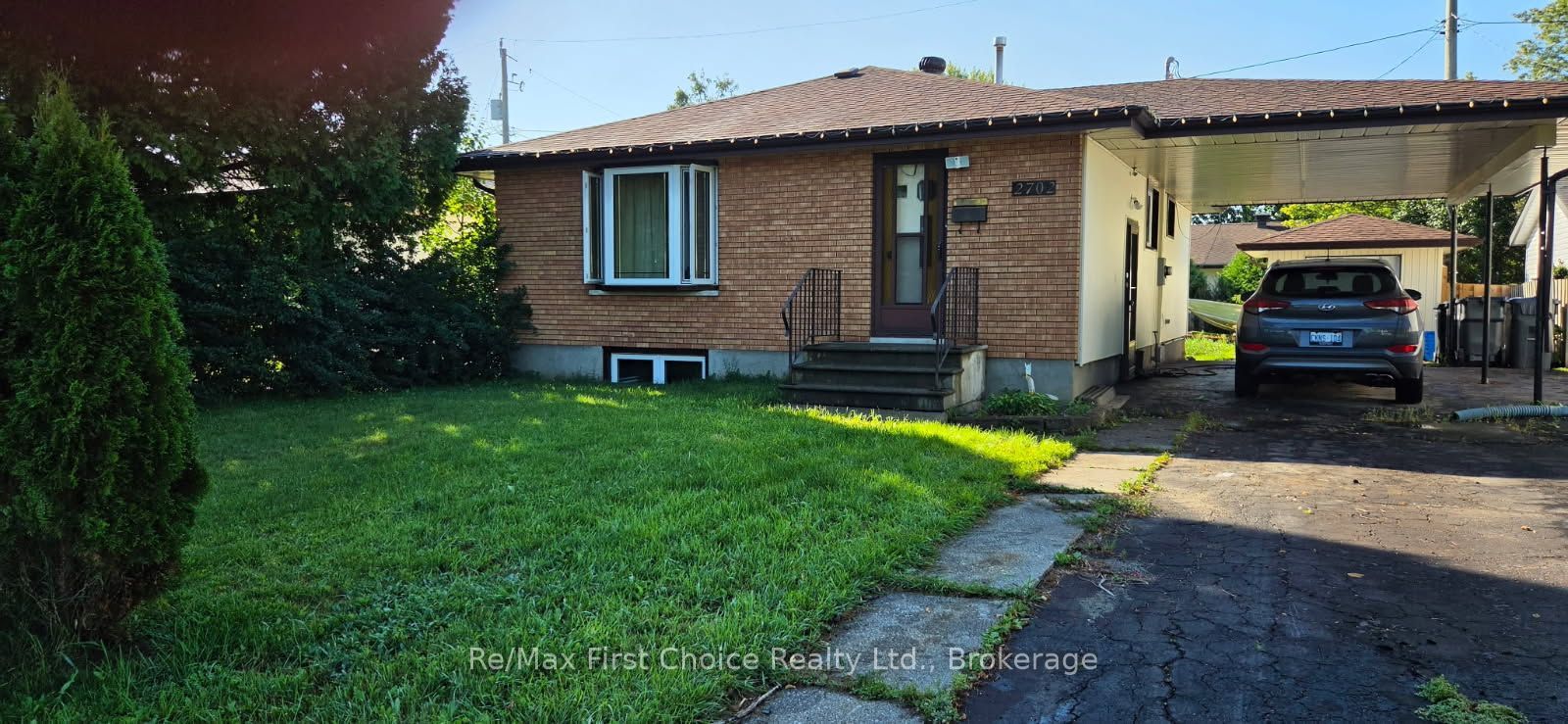 2702 E Churchill Drive E Property Photo 1