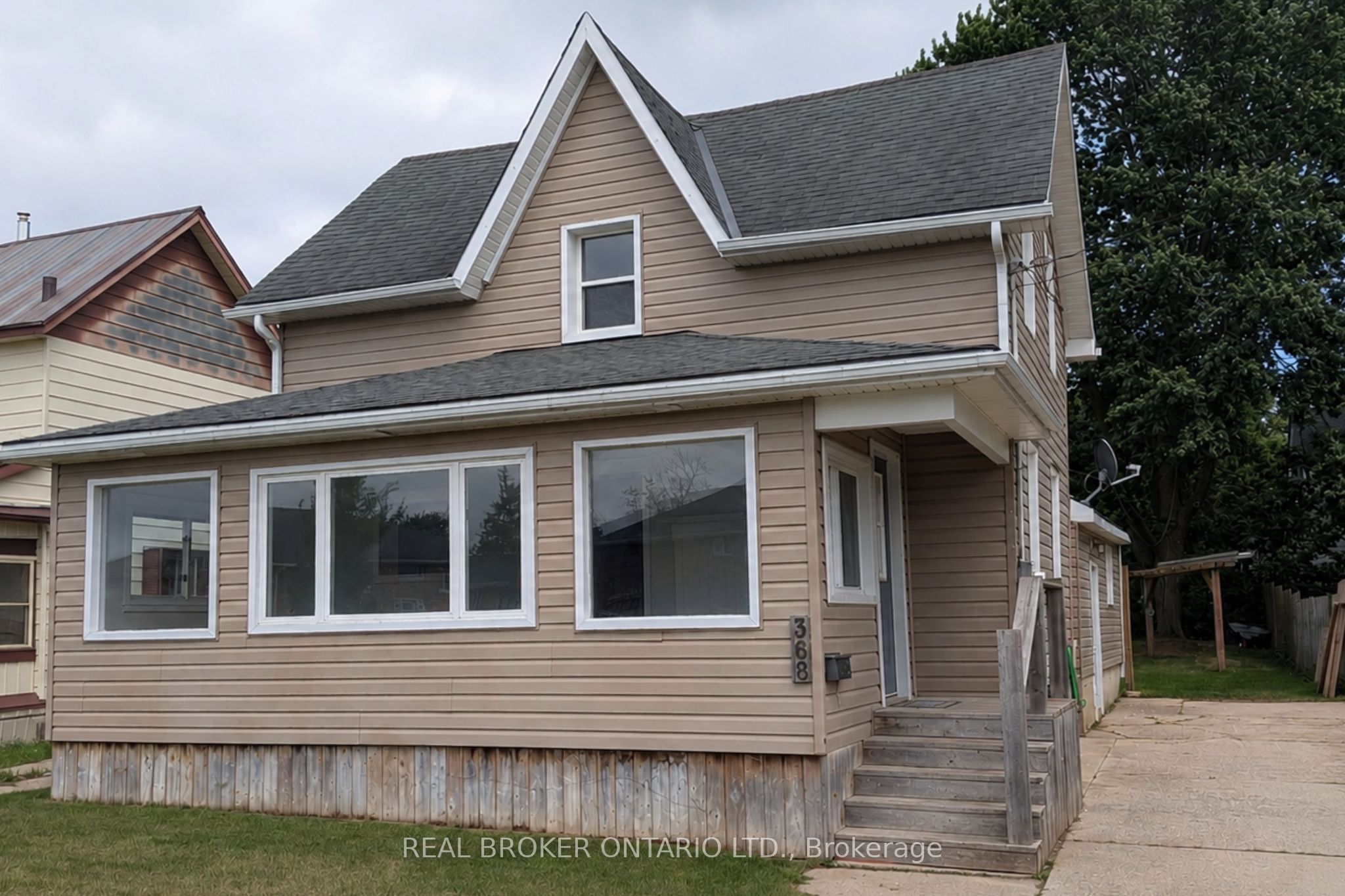 368 Wellington Avenue S Property Photo 2
