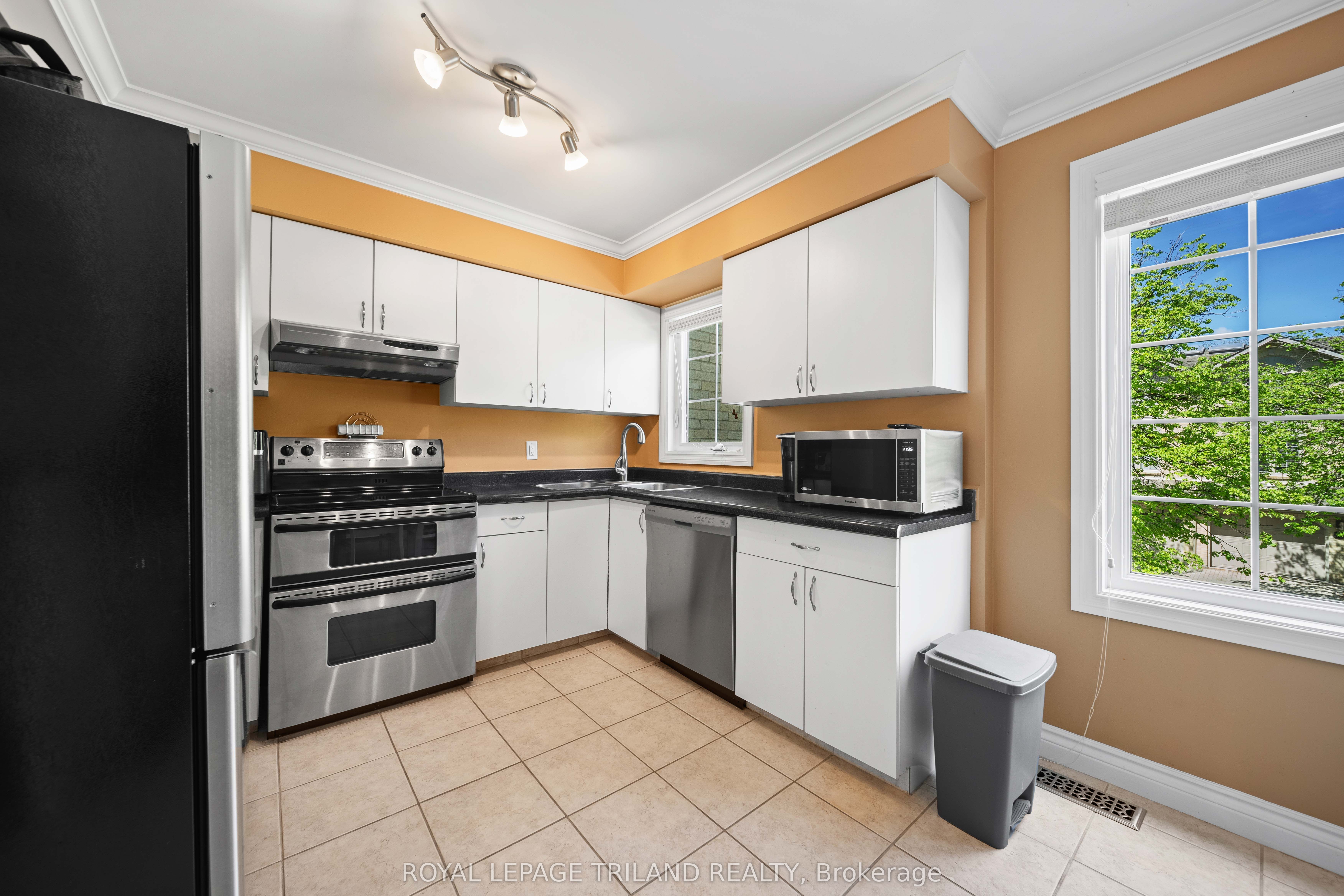 1399 Commissioners Road W 4 Property Photo 11