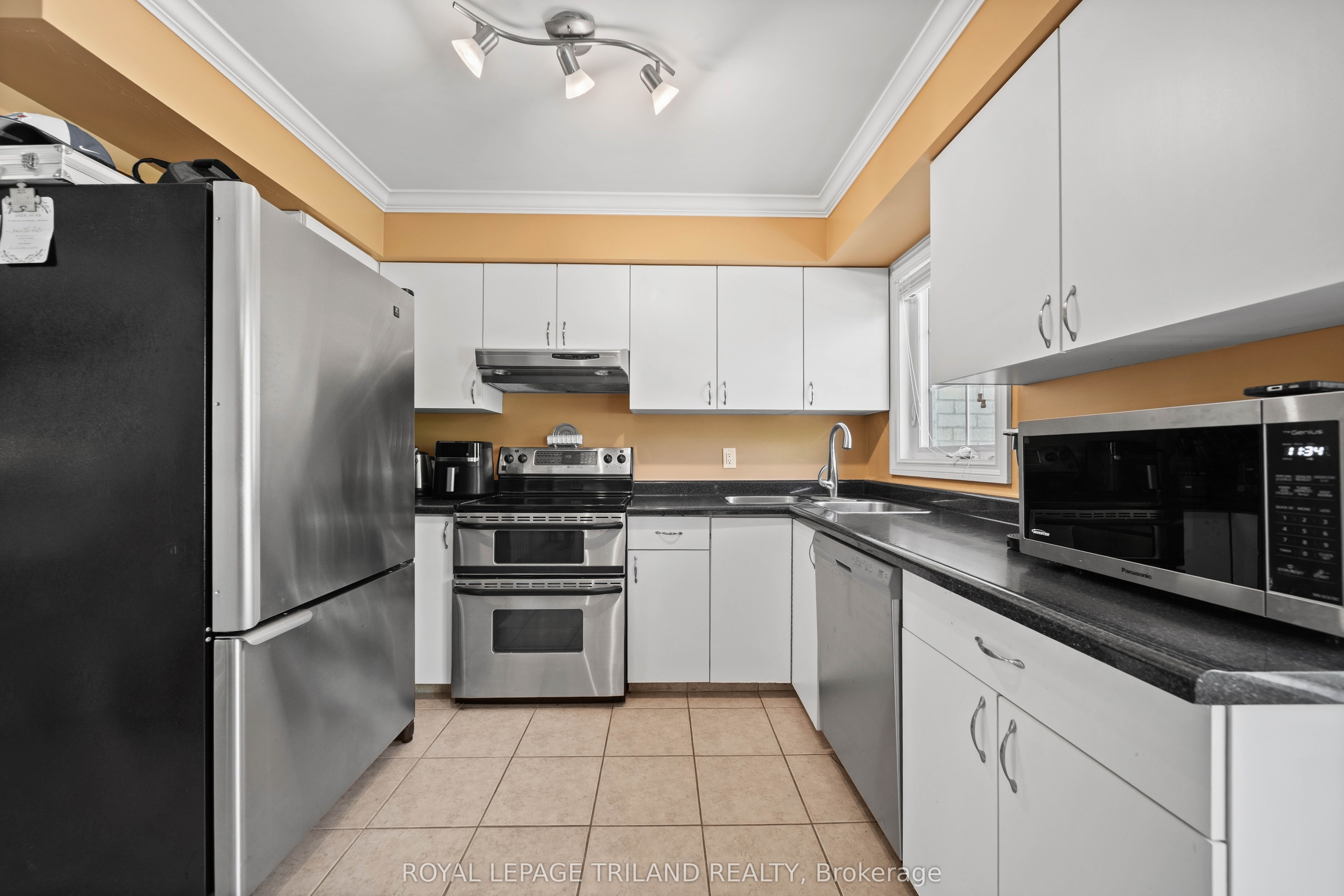 1399 Commissioners Road W 4 Property Photo 12