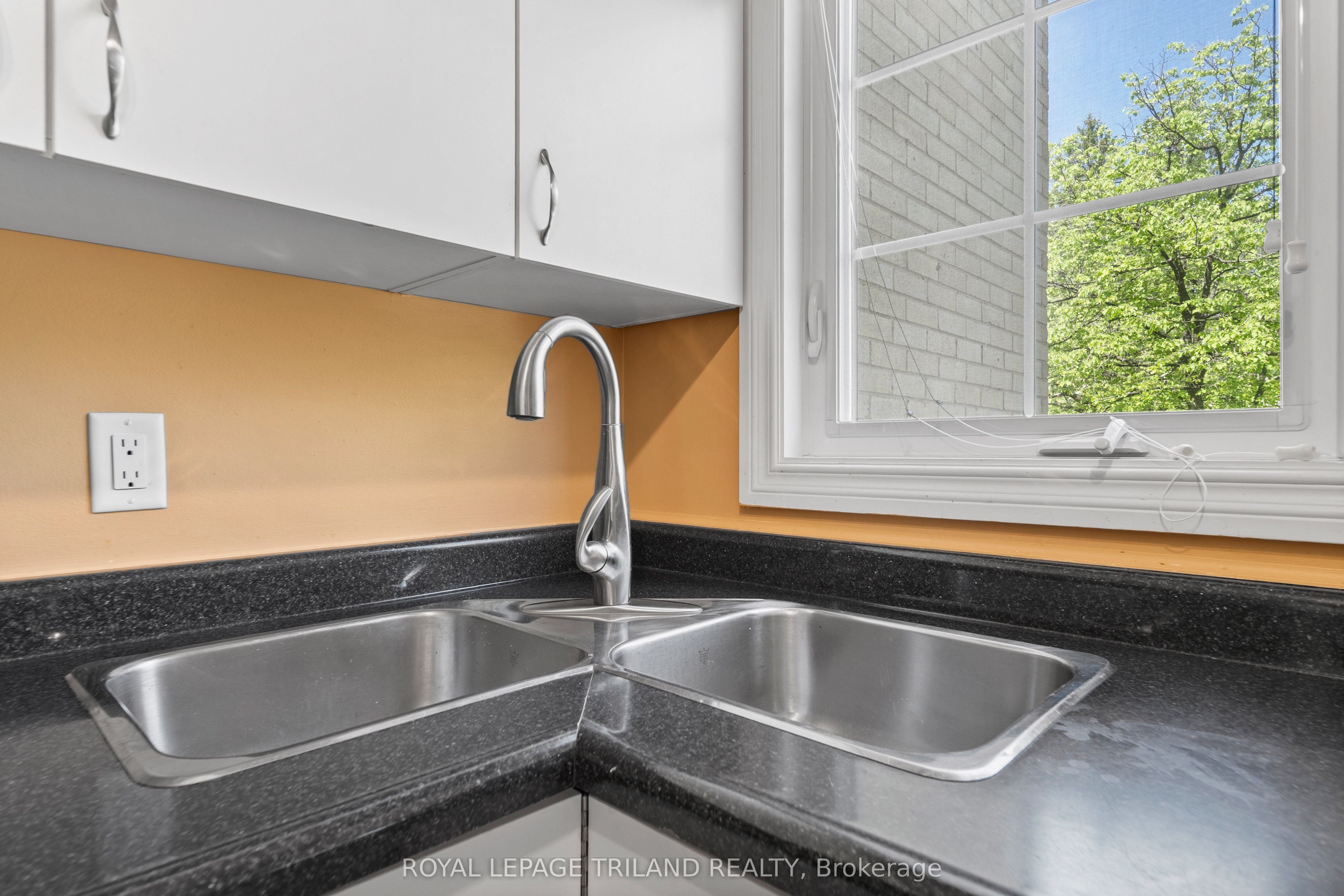 1399 Commissioners Road W 4 Property Photo 13