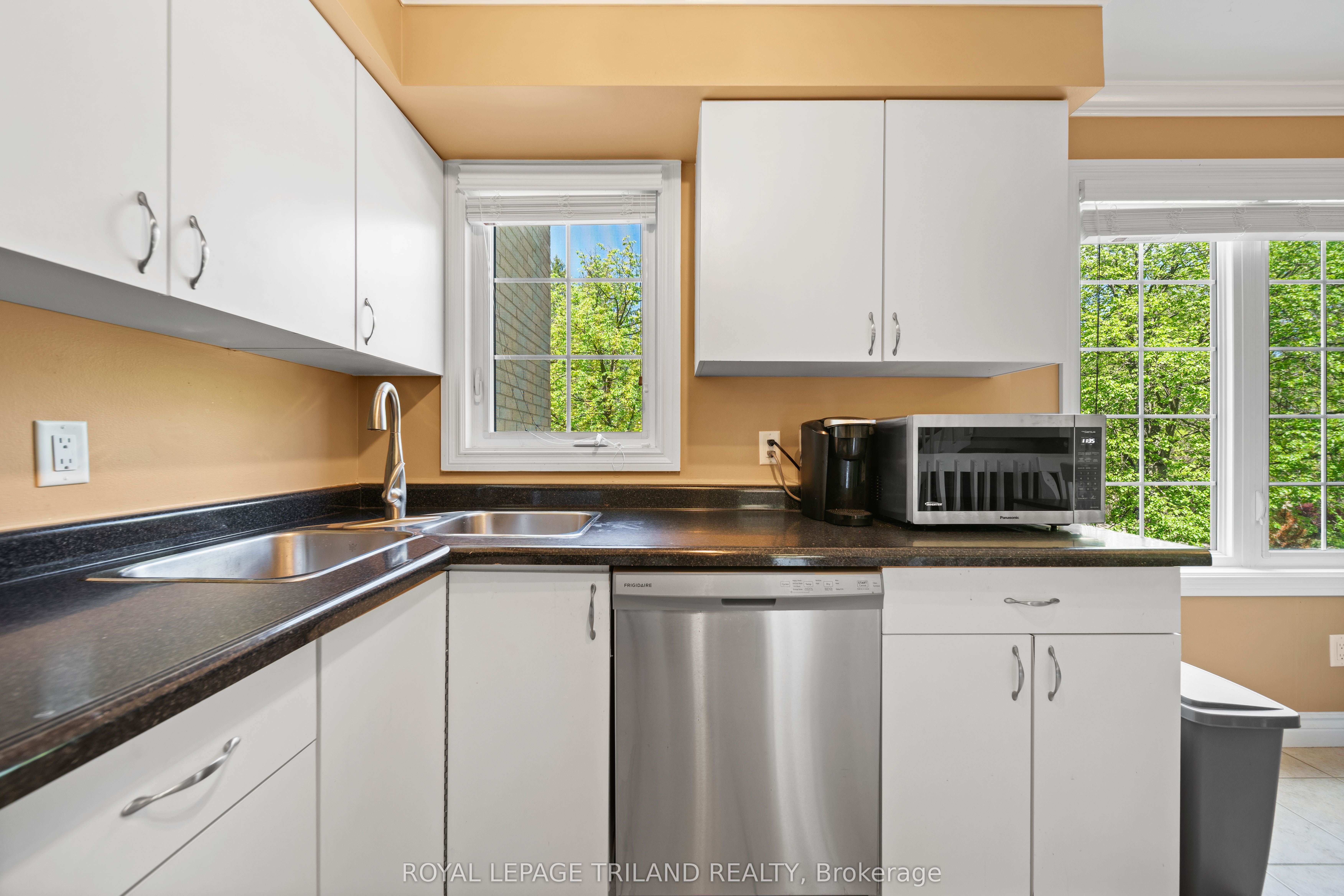 1399 Commissioners Road W 4 Property Photo 14