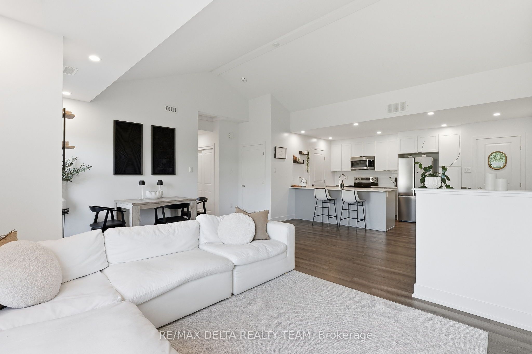 400 C Rolling Meadow Crescent C Property Photo 4