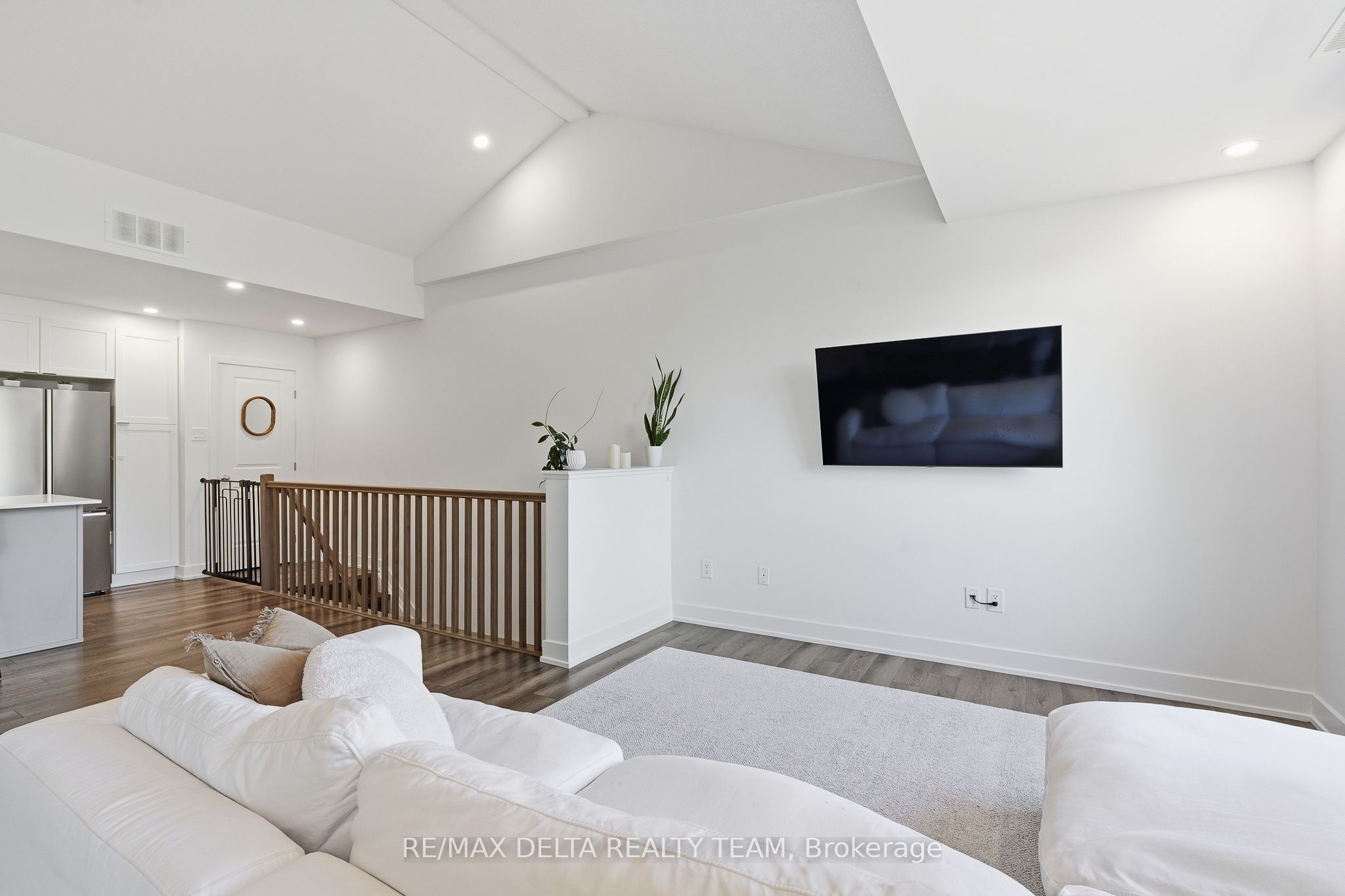 400 C Rolling Meadow Crescent C Property Photo 5