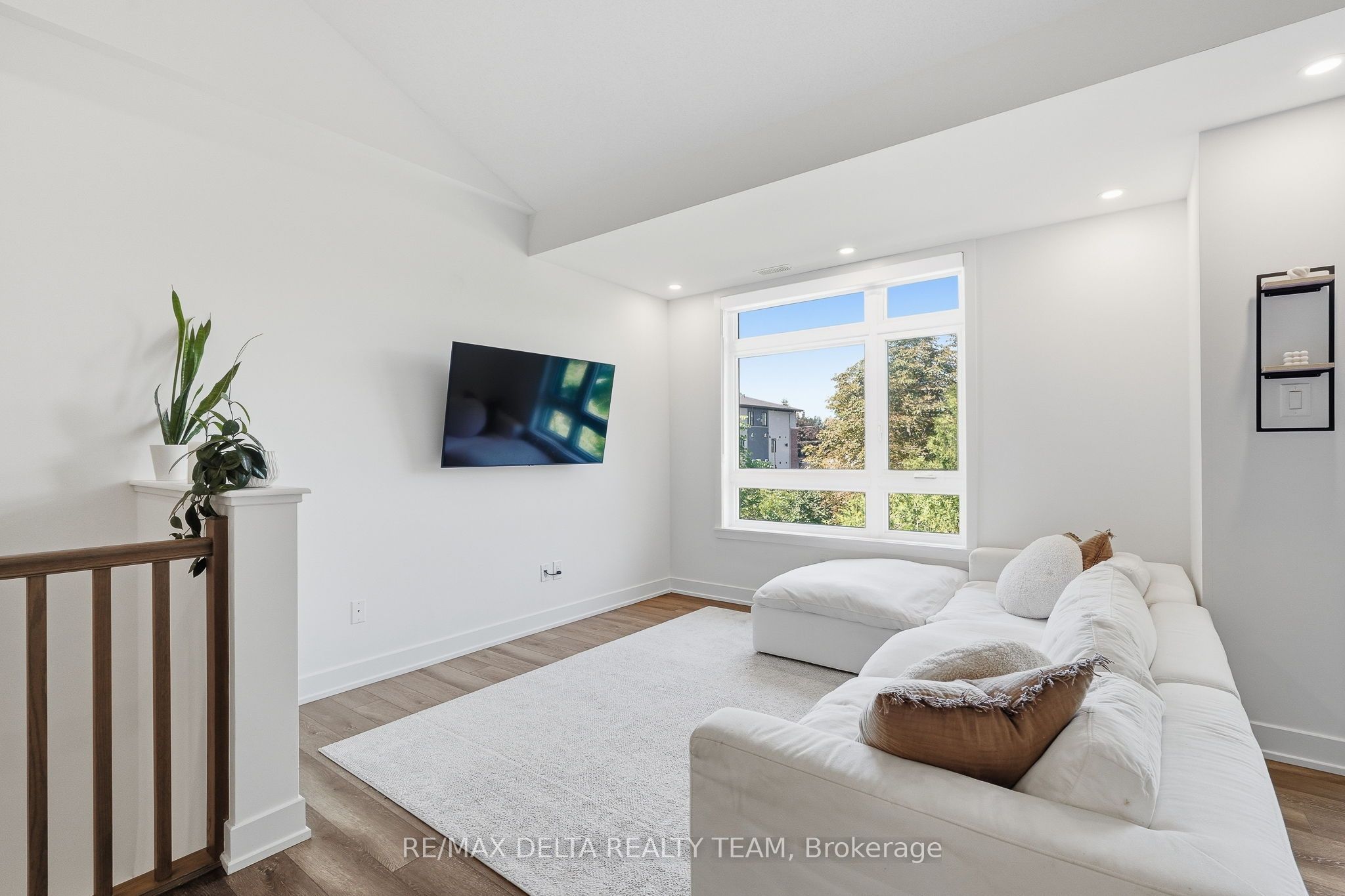 400 C Rolling Meadow Crescent C Property Photo 6