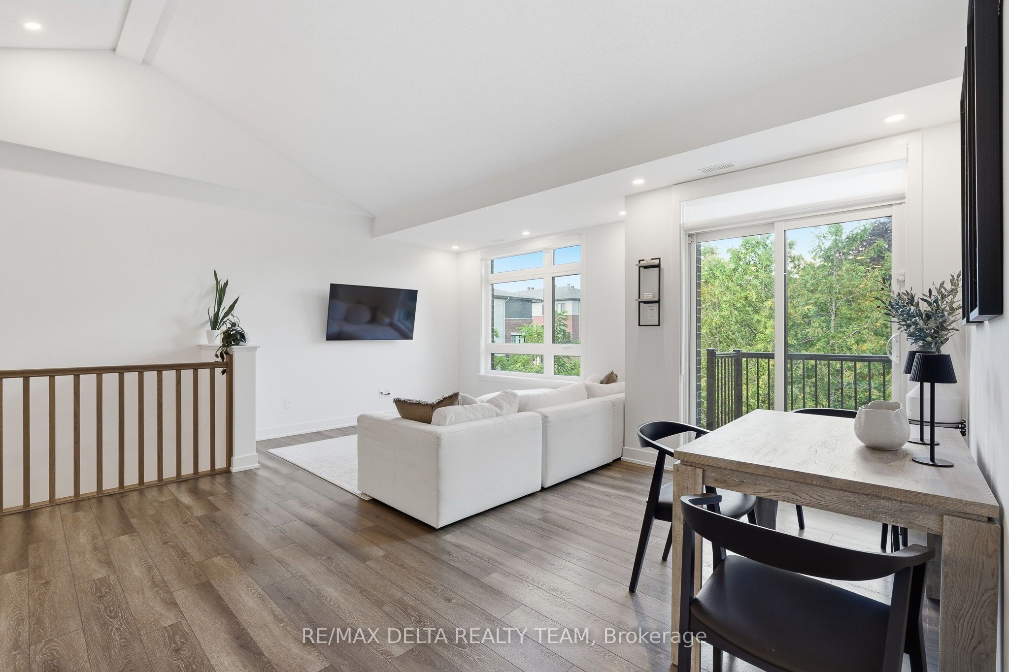 400 C Rolling Meadow Crescent C Property Photo 7