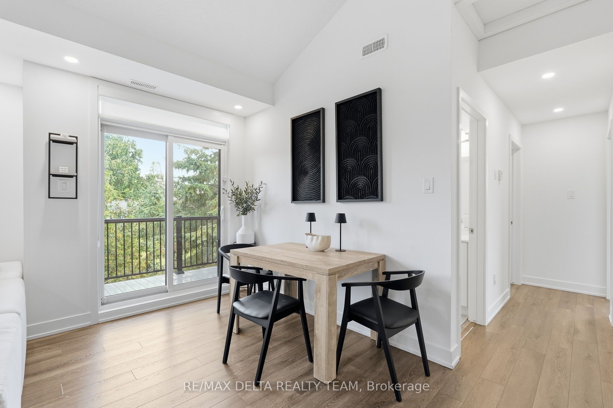 400 C Rolling Meadow Crescent C Property Photo 9