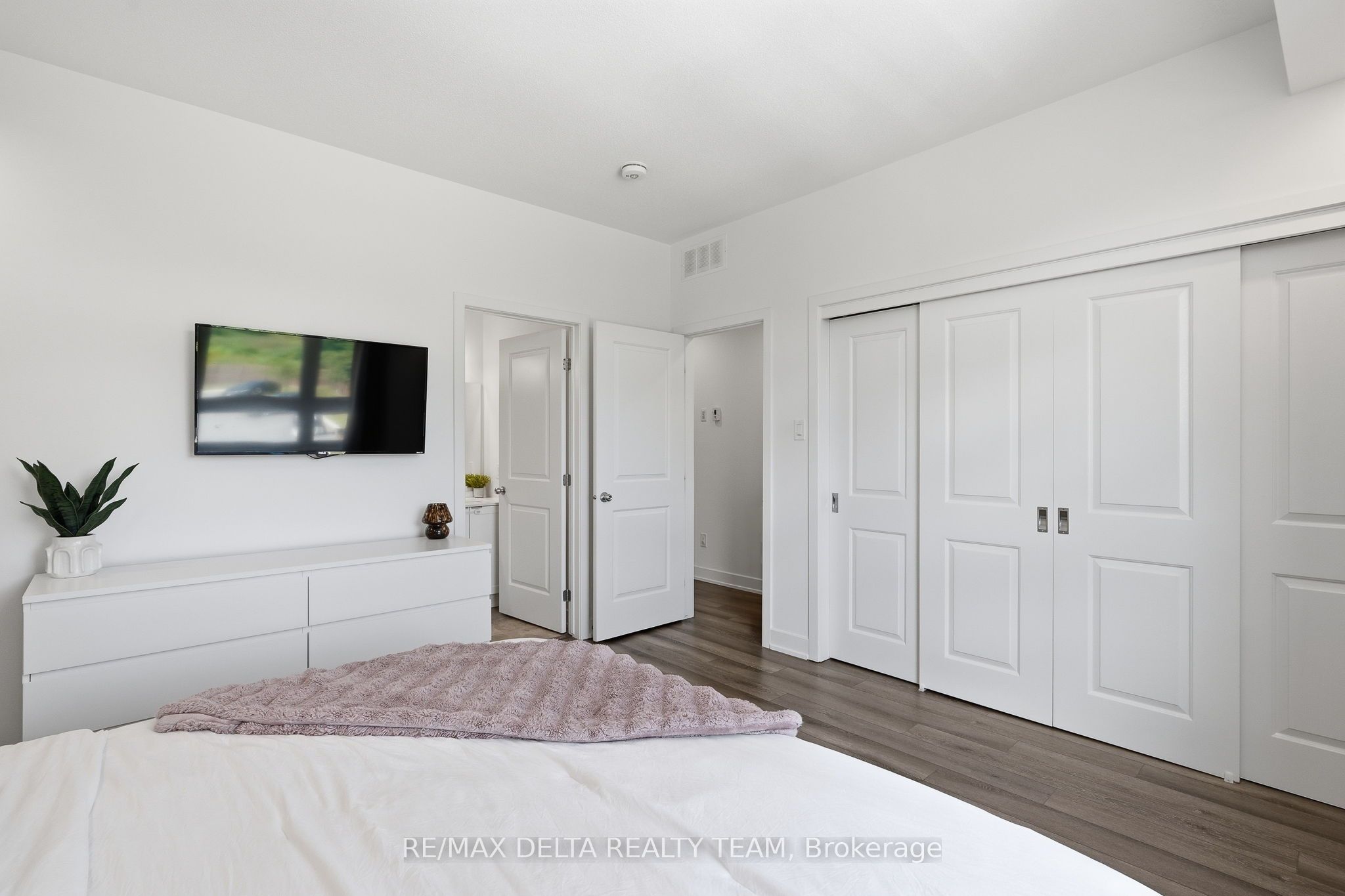 400 C Rolling Meadow Crescent C Property Photo 18