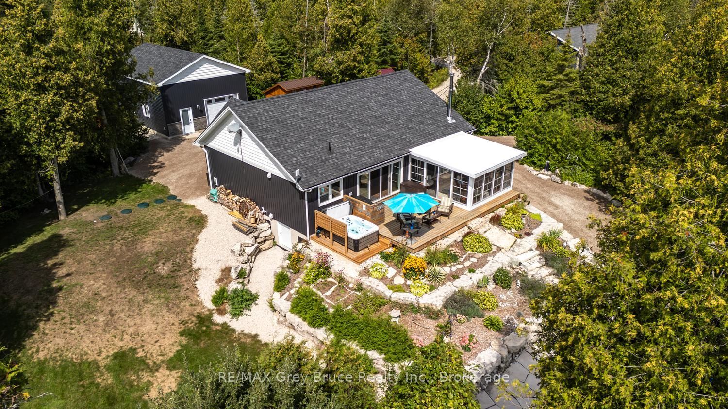 145 Devils Glen Property Photo 5