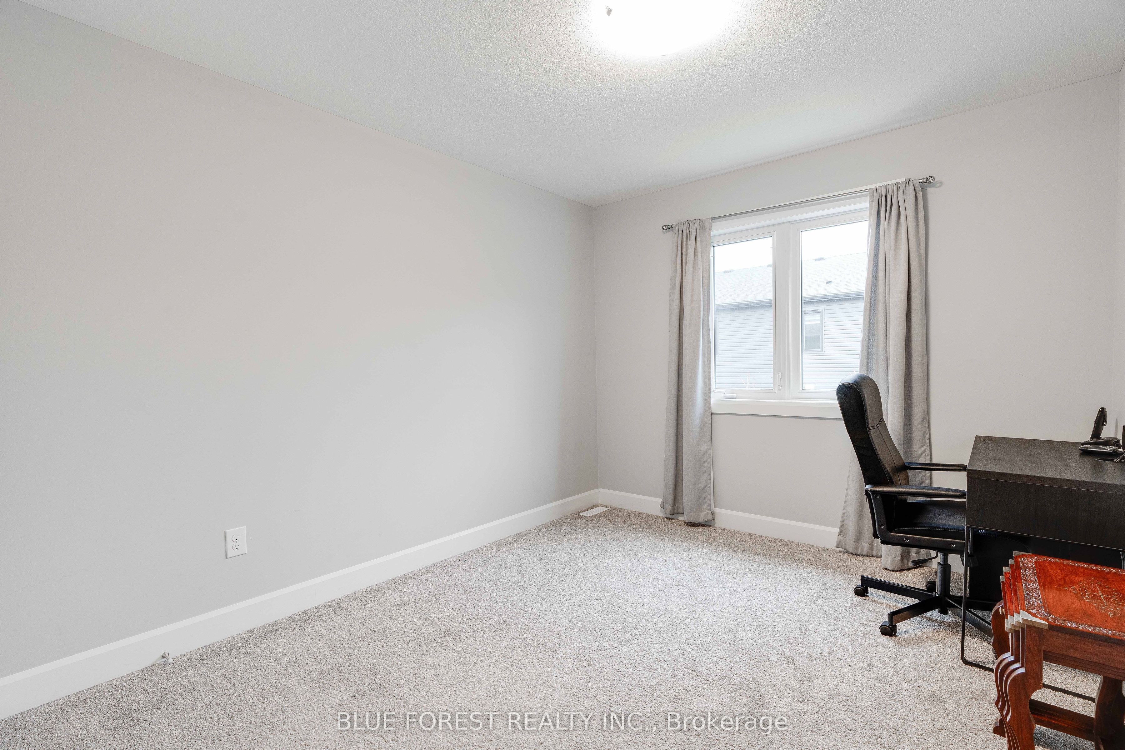 499 Sophia Crescent Property Photo 16