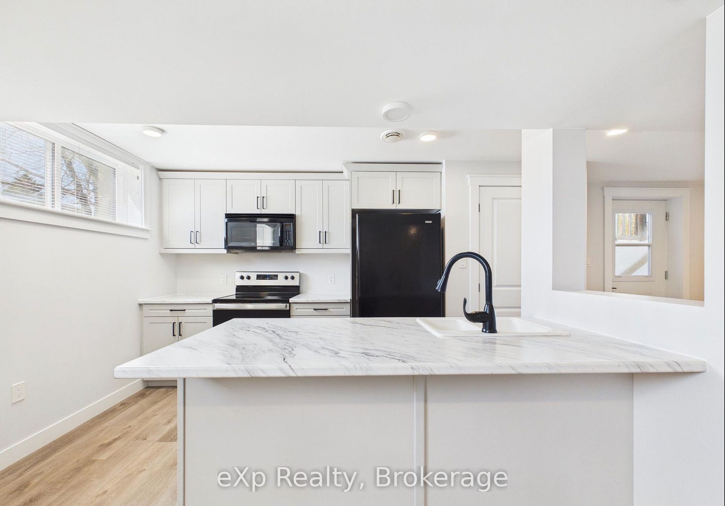 966 Charles Street B Lower Property Photo 4