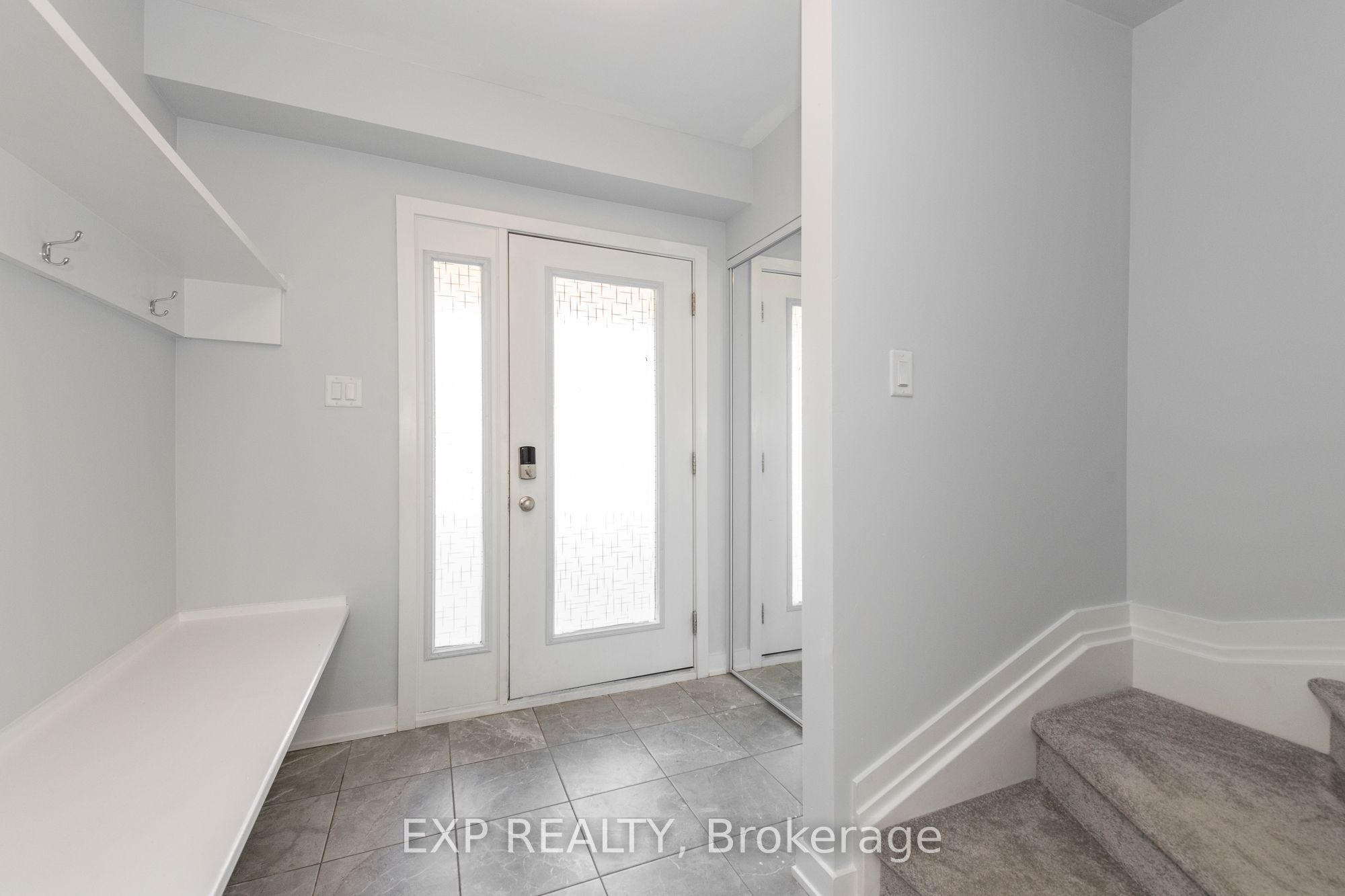 546 Woven Private Property Photo 4