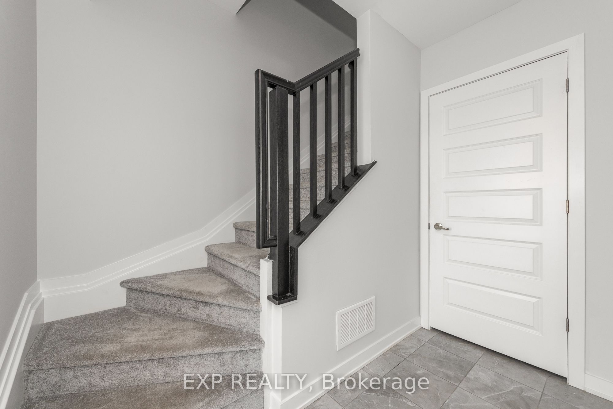 546 Woven Private Property Photo 8
