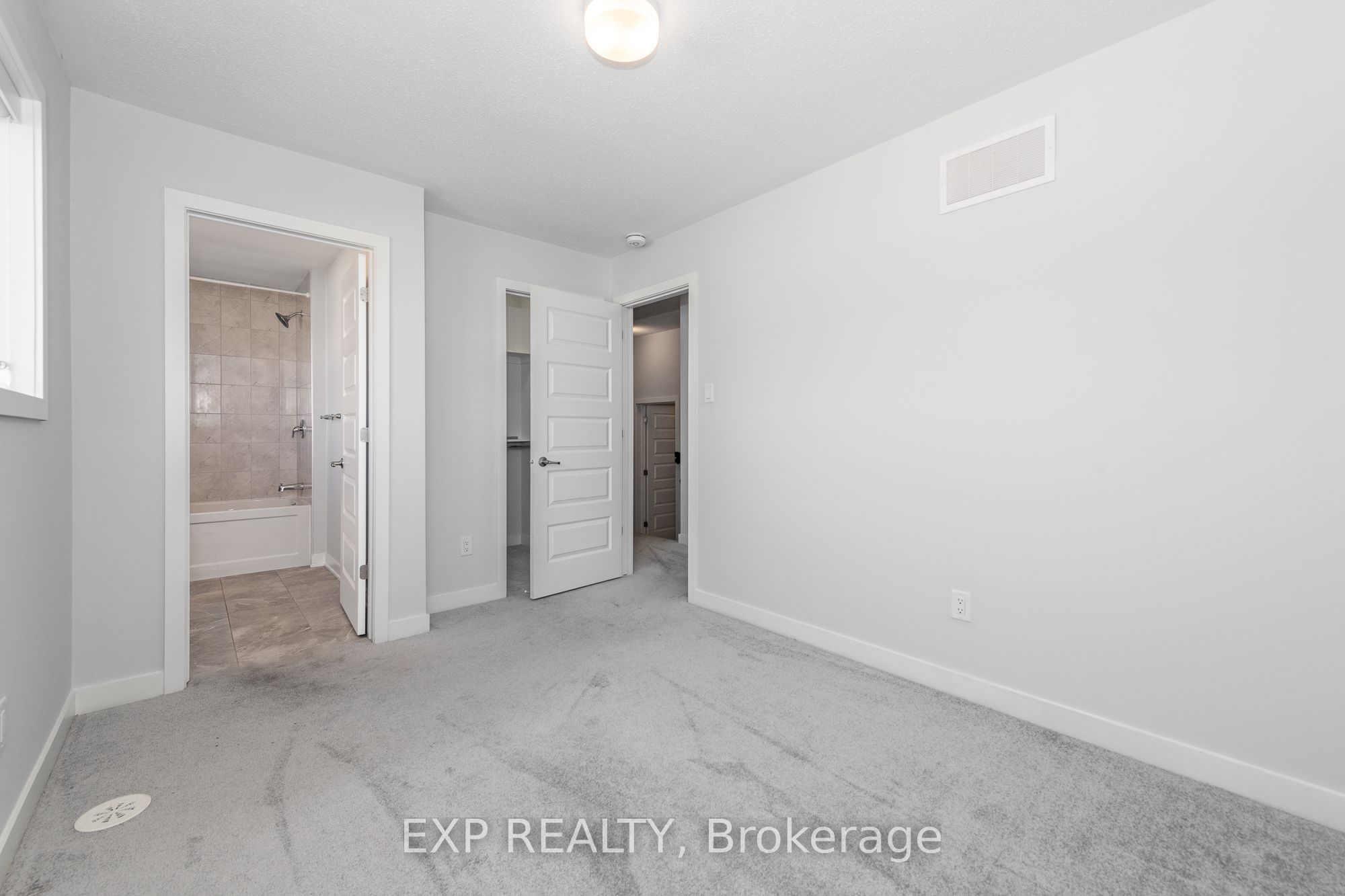 546 Woven Private Property Photo 17