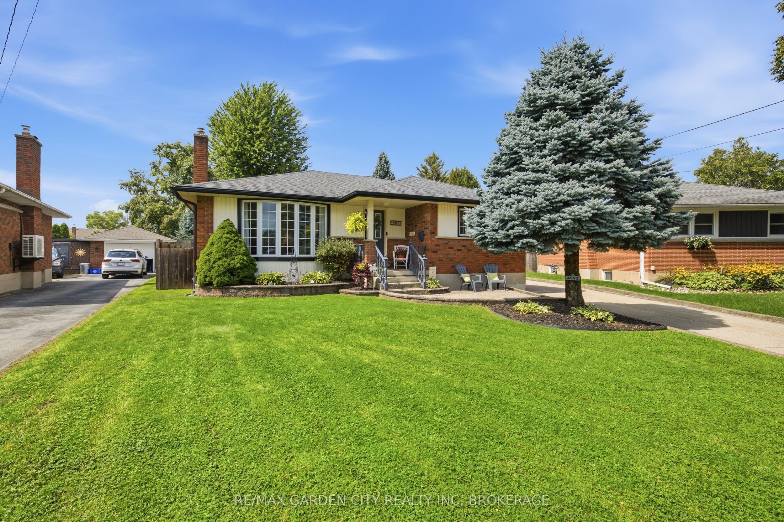 4993 Rendall Crescent Property Photo 2